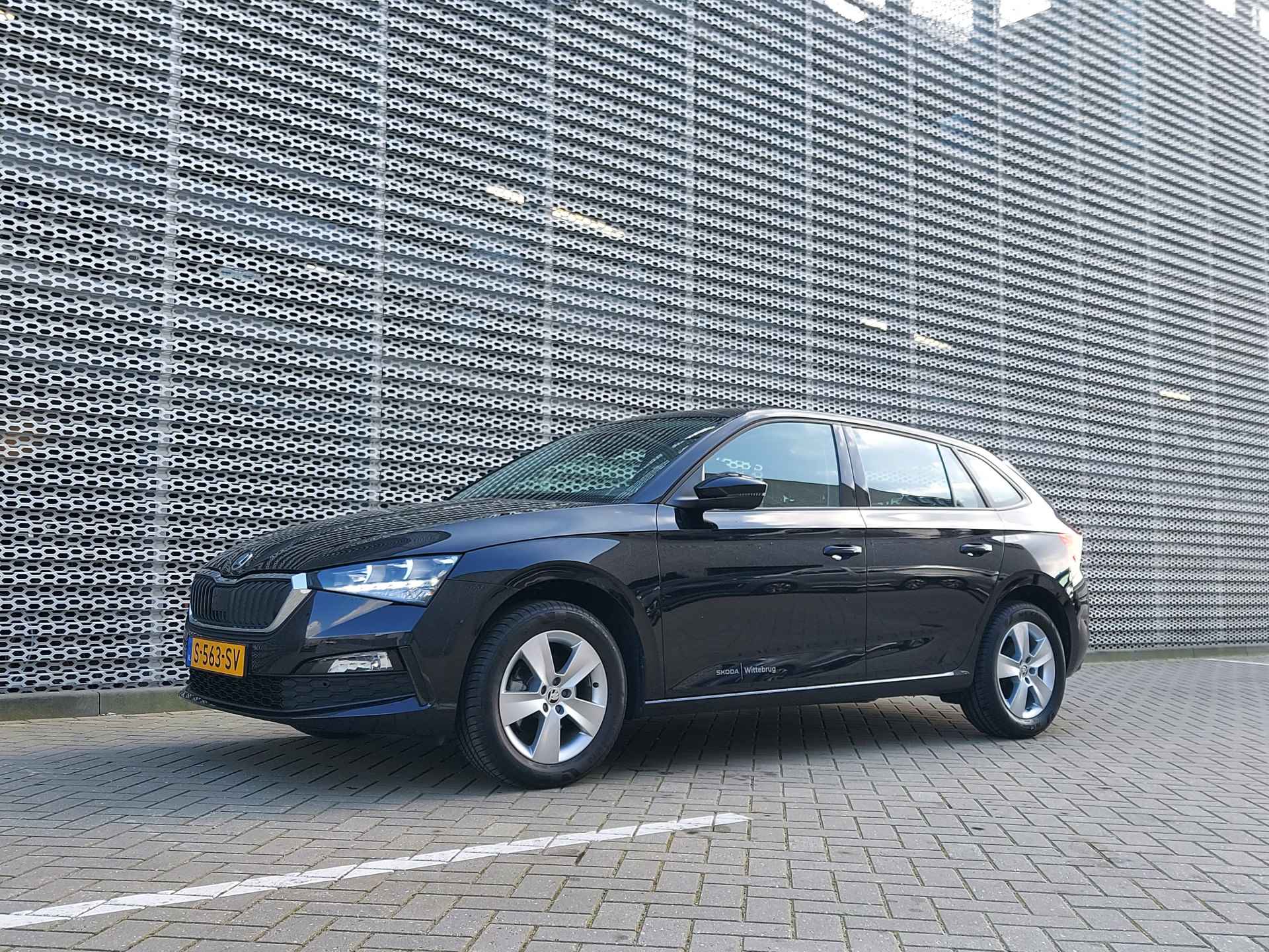 Škoda Scala 1.0 TSI Ambition Carplay, extra getint glas achter, lm vegen 16 inch, verwarmde buiten spiegels - 18/31