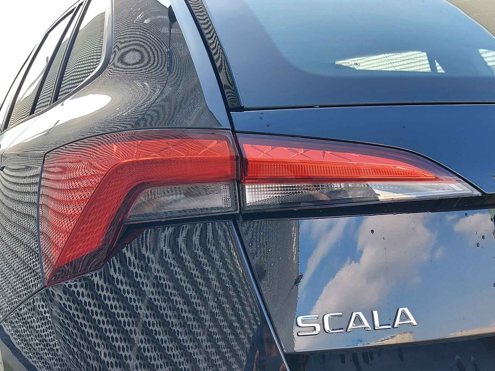 Škoda Scala 1.0 TSI Ambition Carplay, extra getint glas achter, lm vegen 16 inch, verwarmde buiten spiegels - 23/31