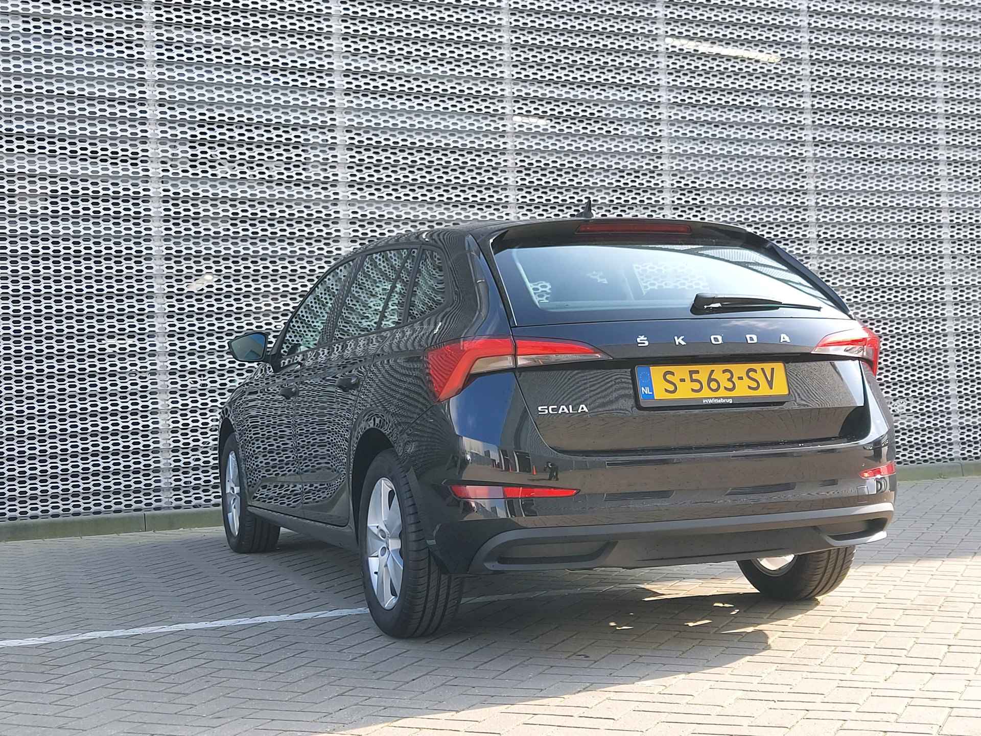 Škoda Scala 1.0 TSI Ambition Carplay, extra getint glas achter, lm vegen 16 inch, verwarmde buiten spiegels - 27/31