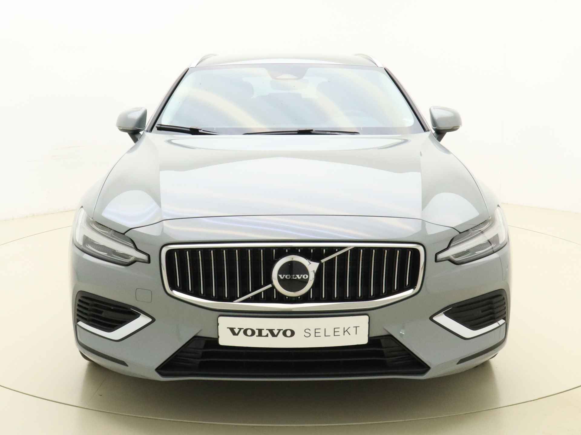 Volvo V60 T6 350pk AWD Essential Edition / NIEUW / DIRECT LEVERBAAR / Adapt. Cruise / BLIS / Leder / 19'' / Donker glas / Stoel + Stuurw. Verwarming / - 4/37