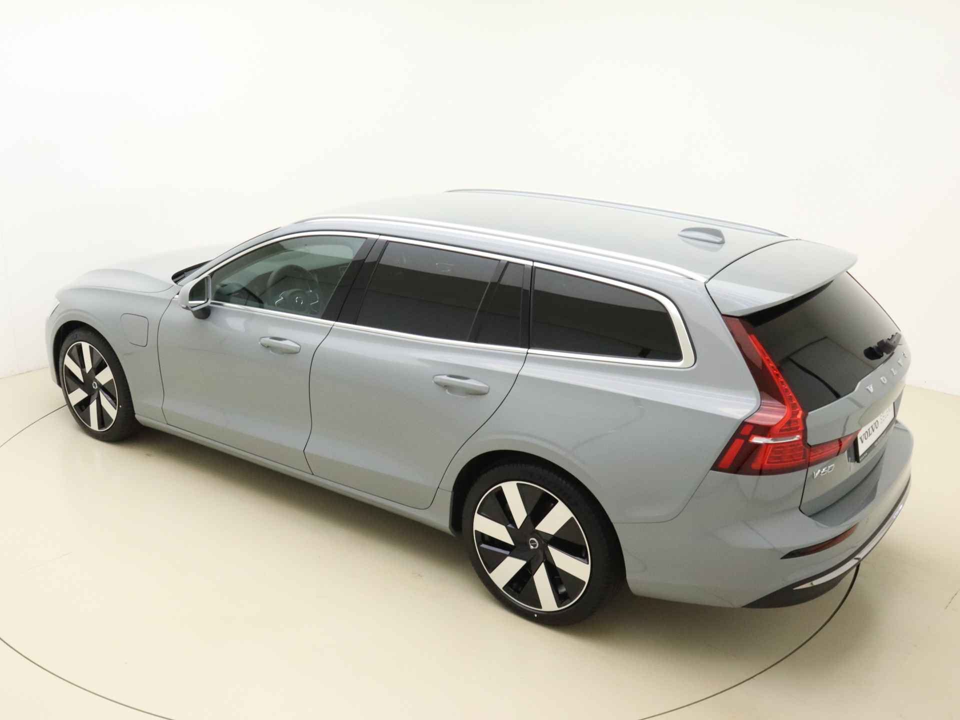 Volvo V60 T6 350pk AWD Essential Edition / NIEUW / DIRECT LEVERBAAR / Adapt. Cruise / BLIS / Leder / 19'' / Donker glas / Stoel + Stuurw. Verwarming / - 10/37