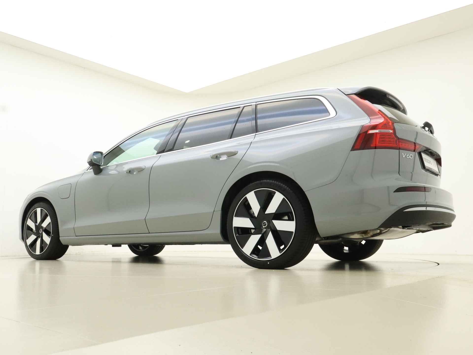 Volvo V60 T6 350pk AWD Essential Edition / NIEUW / DIRECT LEVERBAAR / Adapt. Cruise / BLIS / Leder / 19'' / Donker glas / Stoel + Stuurw. Verwarming / - 12/37