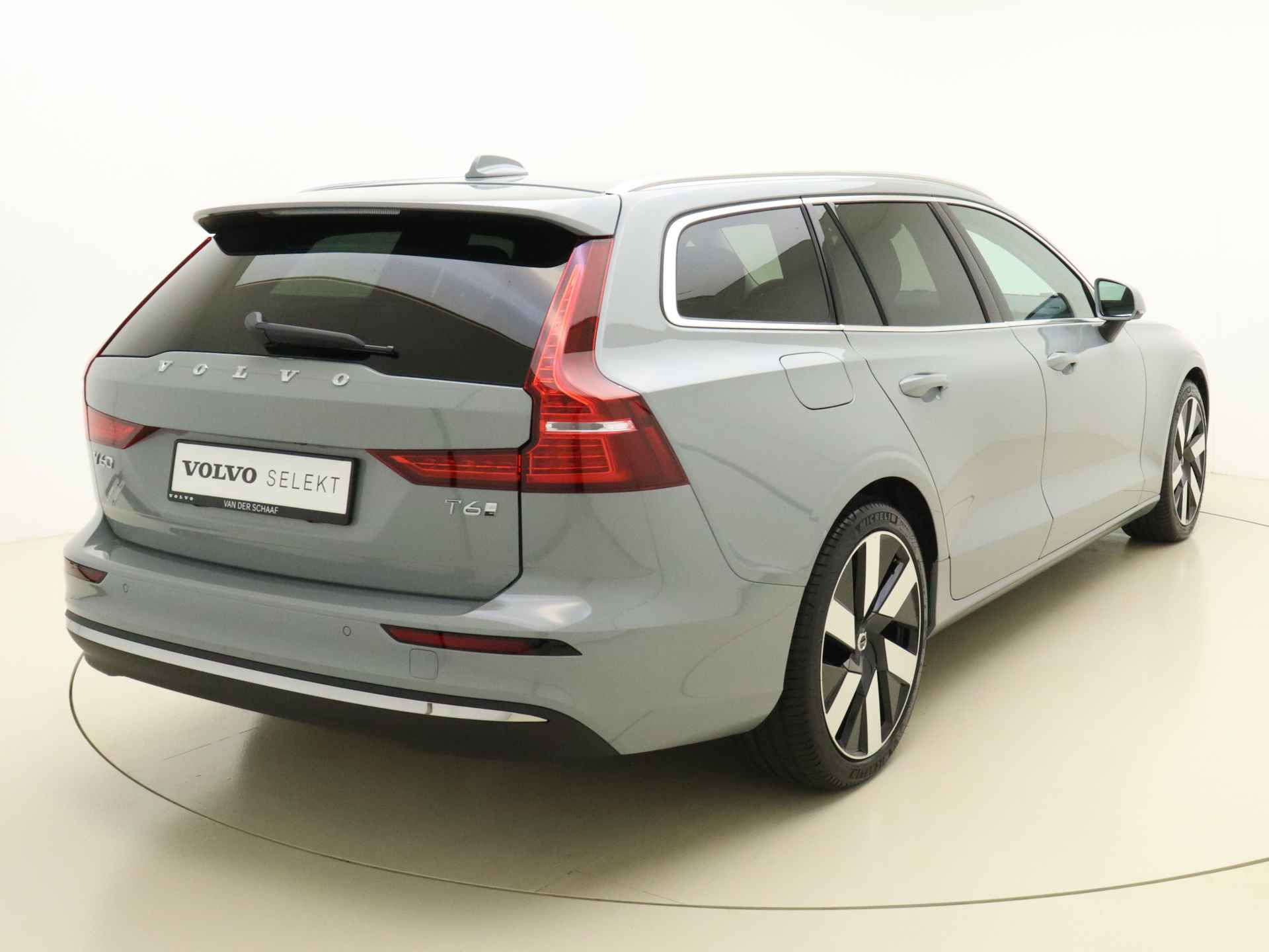 Volvo V60 T6 350pk AWD Essential Edition / NIEUW / DIRECT LEVERBAAR / Adapt. Cruise / BLIS / Leder / 19'' / Donker glas / Stoel + Stuurw. Verwarming / - 14/37