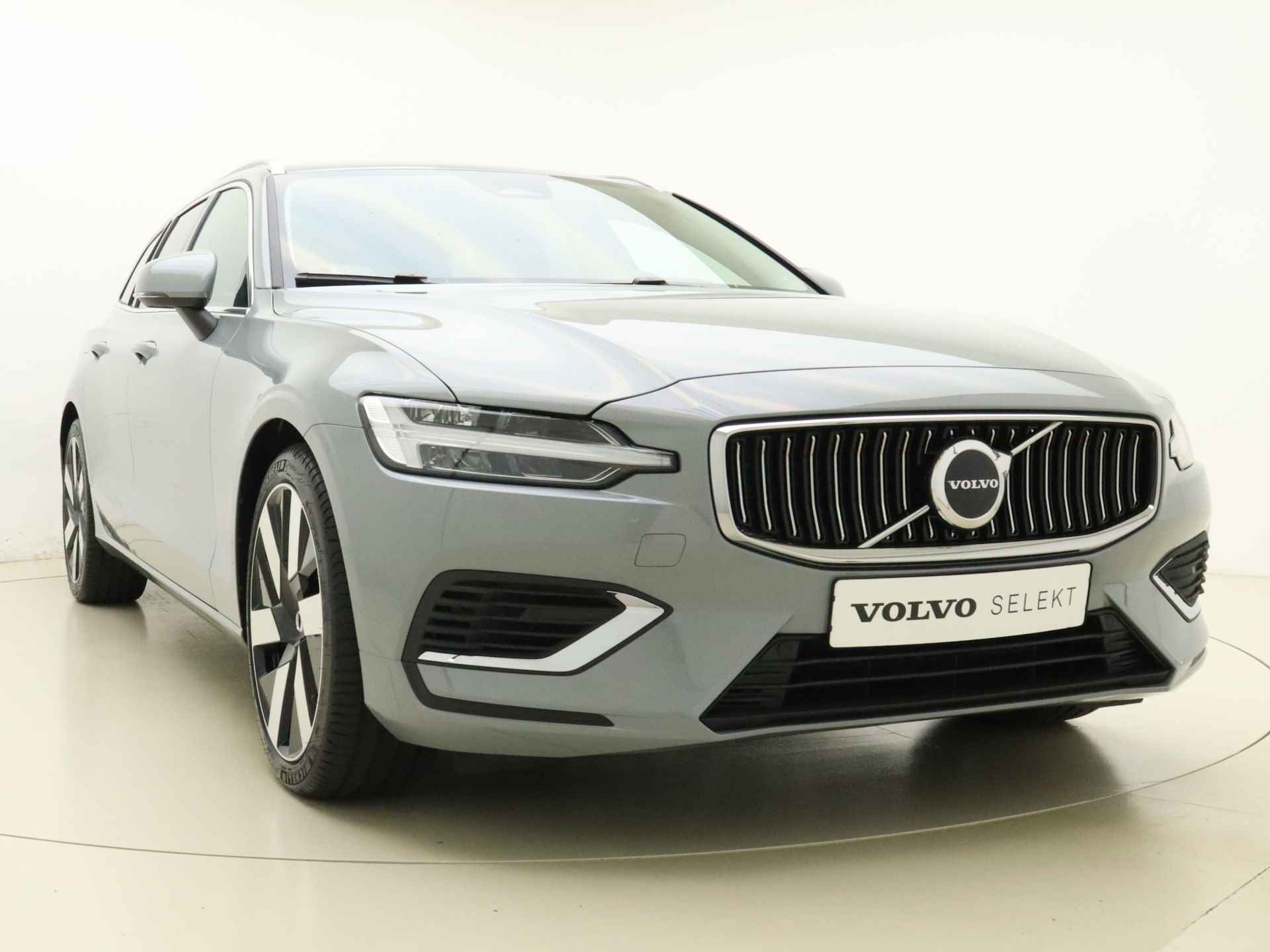 Volvo V60 T6 350pk AWD Essential Edition / NIEUW / DIRECT LEVERBAAR / Adapt. Cruise / BLIS / Leder / 19'' / Donker glas / Stoel + Stuurw. Verwarming / - 21/37