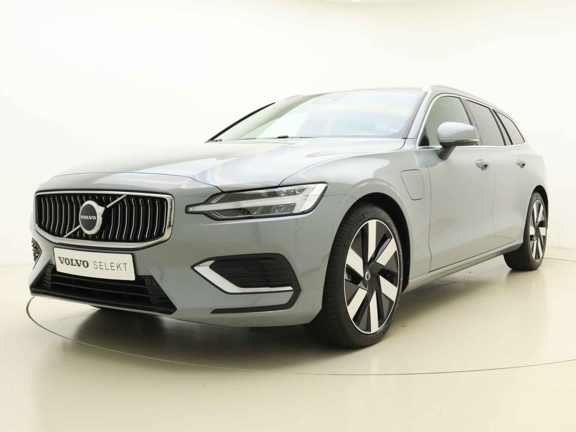 Volvo V60 T6 350pk AWD Essential Edition / NIEUW / DIRECT LEVERBAAR / Adapt. Cruise / BLIS / Leder / 19'' / Donker glas / Stoel + Stuurw. Verwarming / - 26/37