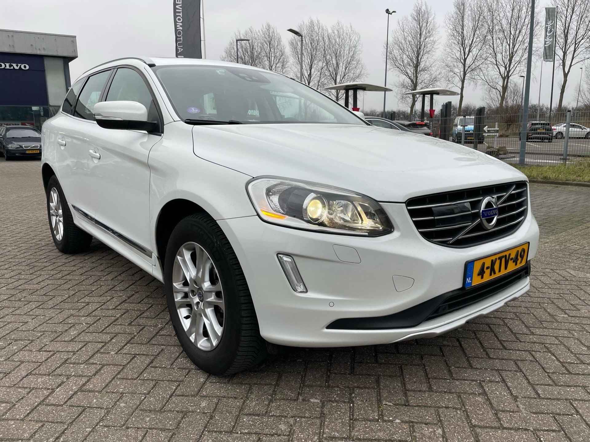 Volvo XC60 2.0 T5 FWD Summum | Automaat | 1800 Kg trekgewicht | Panoramadak elektrisch |Lederen bekleding | Elektrisch bedienbare stoelen | Stoelverwarming| Parkeercamera | Navigatie | Trekhaak - 11/12