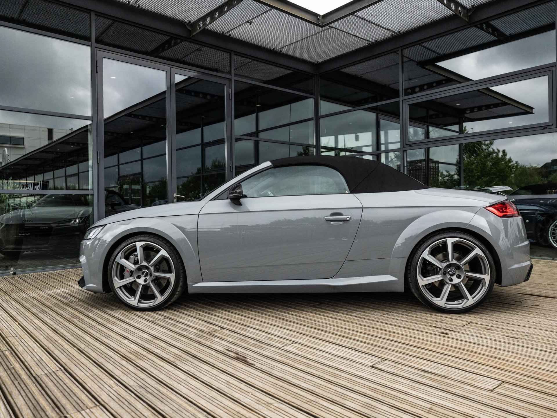 Audi TT RS Roadster 2.5 TFSI TT RS quattro | KERAMISCHE REMMEN | AUDI MAGNETIC RIDE | RS SPORTUITLAAT | KEYLESS | NEKVERWARMING | NARDOGRIJS | 280 KM/U | B&O | CARBON MOTORAFDEKKING | - 56/59