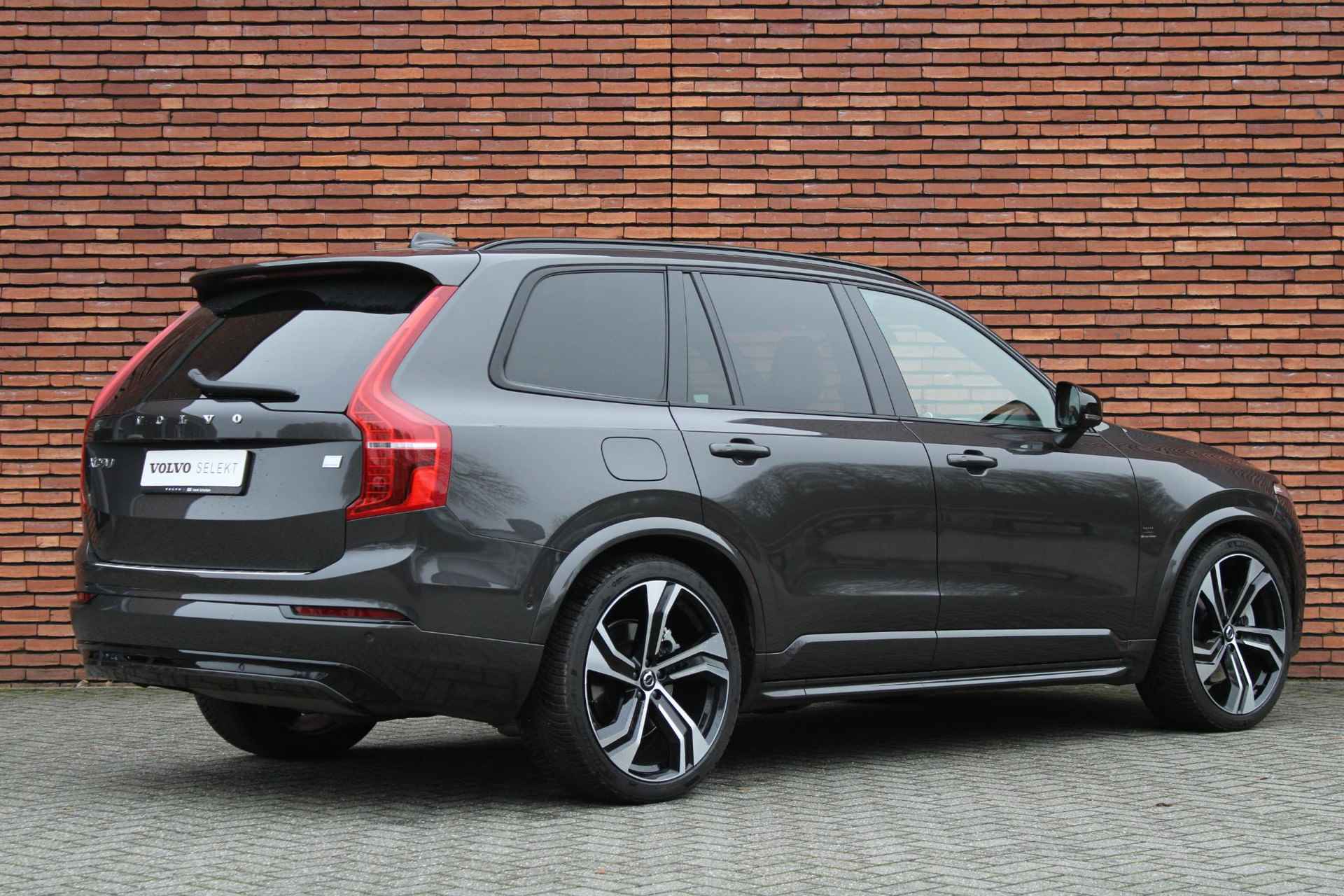 Volvo XC90 T8 Recharge AWD AUT8 455PK Ultimate Dark | Bowers&Wilkins Audio | Luchtvering | Adaptieve Cruise Control met Pilot Assist | Head-Up Display | Trekhaak | Elektrische voorstoelen met geheugen | Massagefunctie In Voorstoelen | Schuif-/Kanteldak | Verwarmbare Voorstoelen/Stuurwiel | 360° Camera | 4-Zone Climate Control | - 3/30