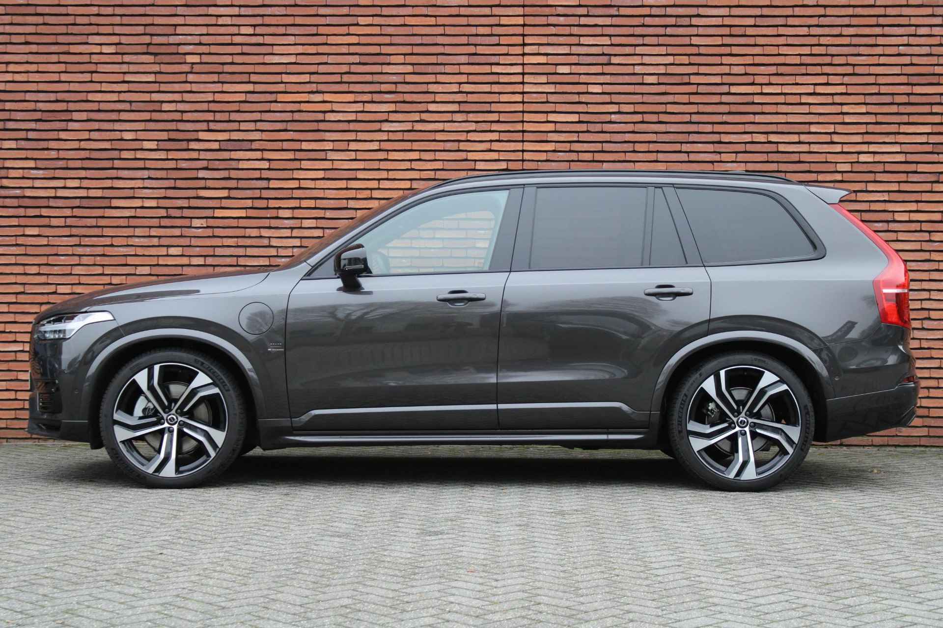 Volvo XC90 T8 Recharge AWD AUT8 455PK Ultimate Dark | Bowers&Wilkins Audio | Luchtvering | Adaptieve Cruise Control met Pilot Assist | Head-Up Display | Trekhaak | Elektrische voorstoelen met geheugen | Massagefunctie In Voorstoelen | Schuif-/Kanteldak | Verwarmbare Voorstoelen/Stuurwiel | 360° Camera | 4-Zone Climate Control | - 10/30