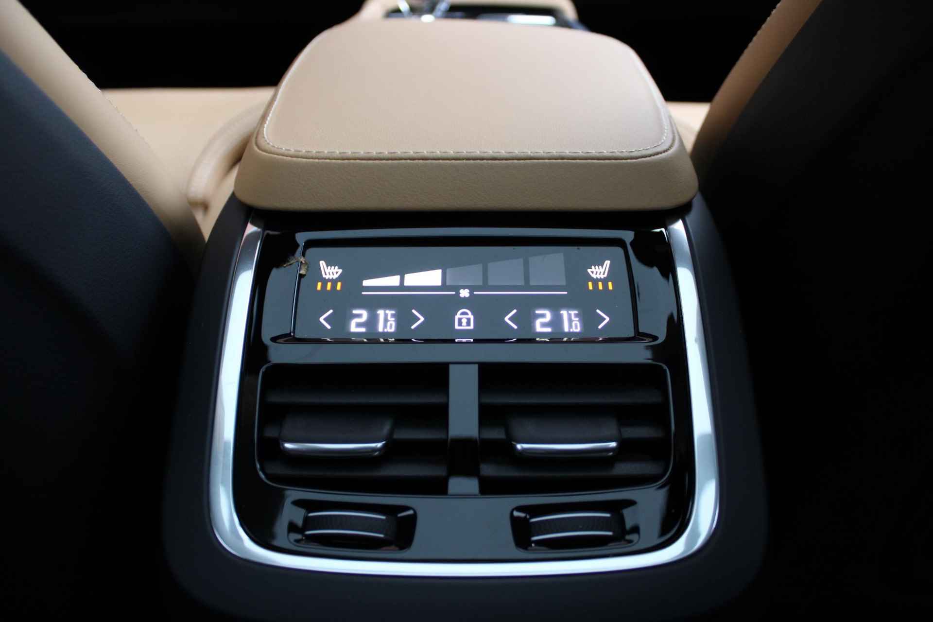 Volvo XC90 T8 Recharge AWD AUT8 455PK Ultimate Dark | Bowers&Wilkins Audio | Luchtvering | Adaptieve Cruise Control met Pilot Assist | Head-Up Display | Trekhaak | Elektrische voorstoelen met geheugen | Massagefunctie In Voorstoelen | Schuif-/Kanteldak | Verwarmbare Voorstoelen/Stuurwiel | 360° Camera | 4-Zone Climate Control | - 13/30