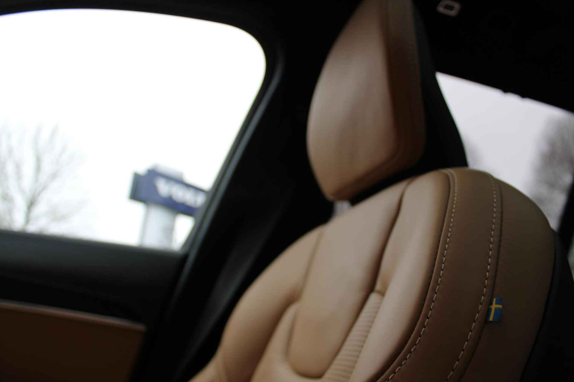 Volvo XC90 T8 Recharge AWD AUT8 455PK Ultimate Dark | Bowers&Wilkins Audio | Luchtvering | Adaptieve Cruise Control met Pilot Assist | Head-Up Display | Trekhaak | Elektrische voorstoelen met geheugen | Massagefunctie In Voorstoelen | Schuif-/Kanteldak | Verwarmbare Voorstoelen/Stuurwiel | 360° Camera | 4-Zone Climate Control | - 18/30