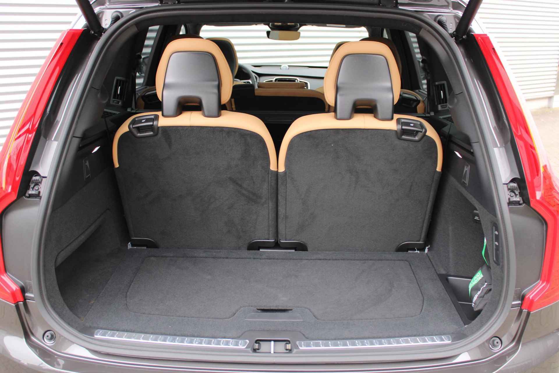 Volvo XC90 T8 Recharge AWD AUT8 455PK Ultimate Dark | Bowers&Wilkins Audio | Luchtvering | Adaptieve Cruise Control met Pilot Assist | Head-Up Display | Trekhaak | Elektrische voorstoelen met geheugen | Massagefunctie In Voorstoelen | Schuif-/Kanteldak | Verwarmbare Voorstoelen/Stuurwiel | 360° Camera | 4-Zone Climate Control | - 27/30