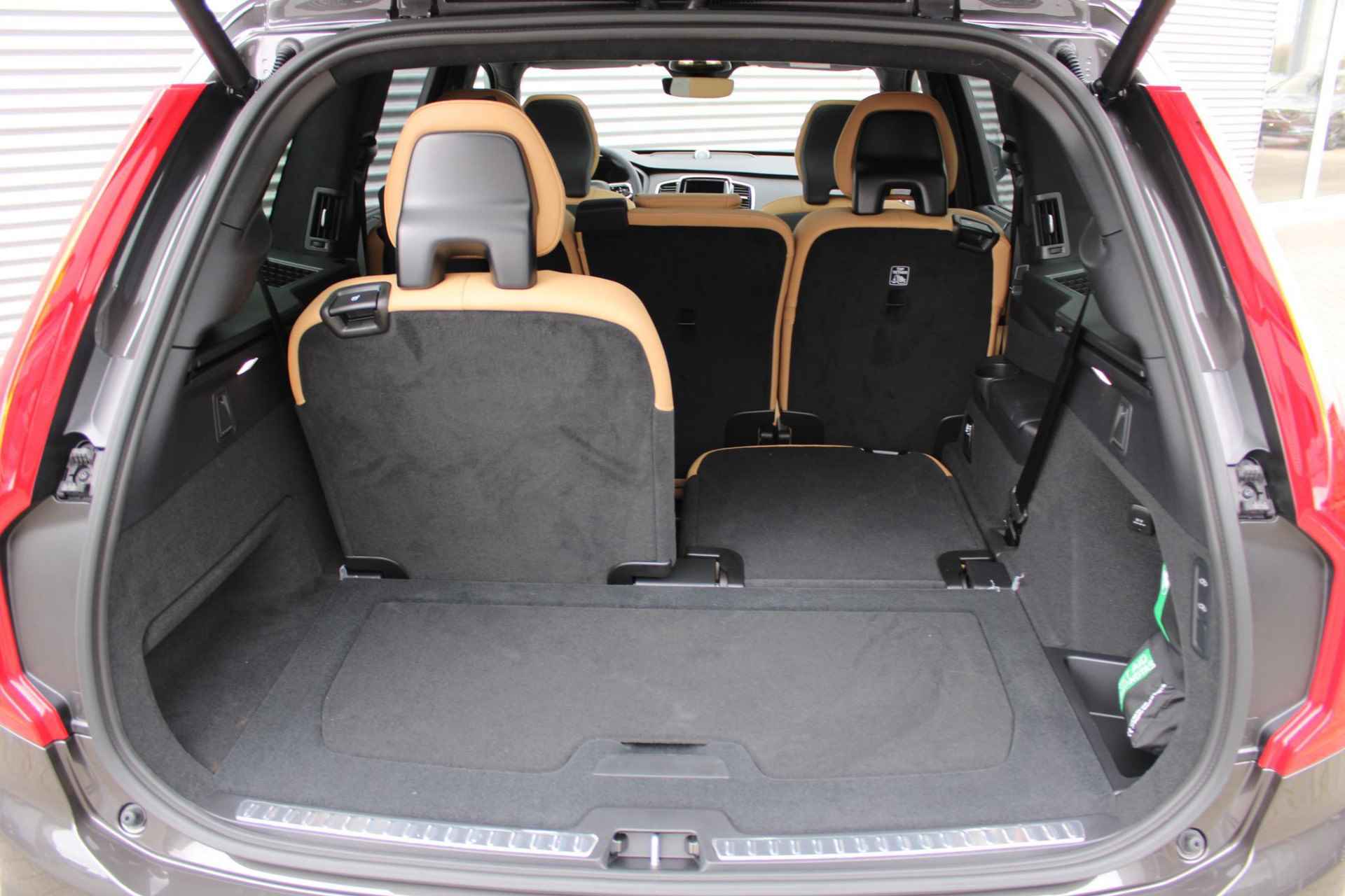 Volvo XC90 T8 Recharge AWD AUT8 455PK Ultimate Dark | Bowers&Wilkins Audio | Luchtvering | Adaptieve Cruise Control met Pilot Assist | Head-Up Display | Trekhaak | Elektrische voorstoelen met geheugen | Massagefunctie In Voorstoelen | Schuif-/Kanteldak | Verwarmbare Voorstoelen/Stuurwiel | 360° Camera | 4-Zone Climate Control | - 28/30