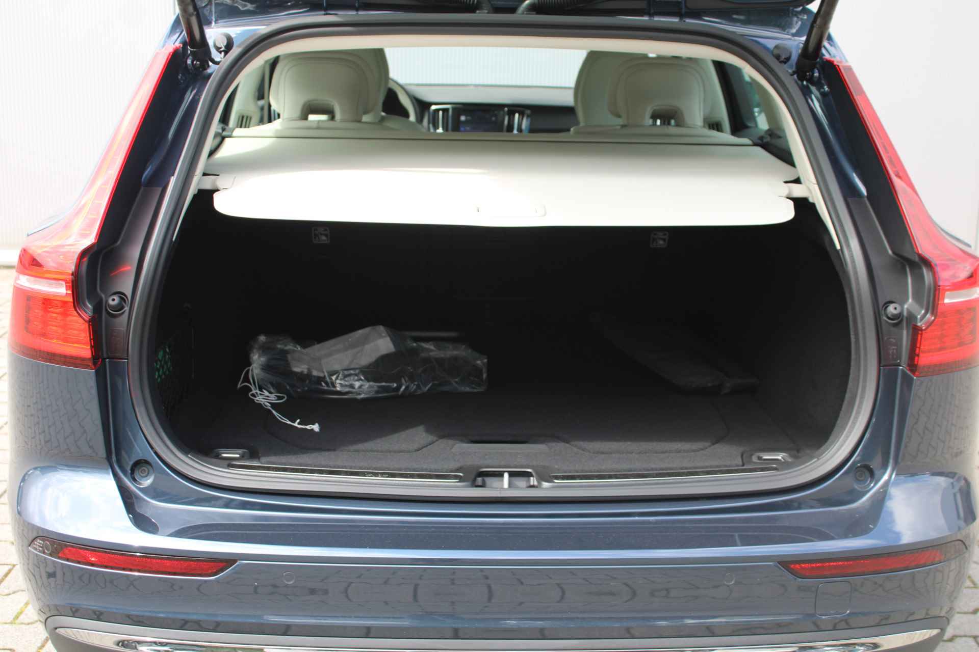 Volvo V60 2.0 T6 Recharge AWD Plus Bright | Blis | Lederen bekleding | Stuurwiel verwarming - 11/33