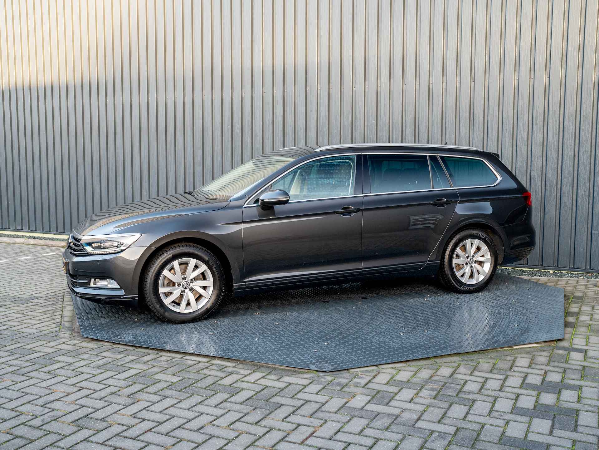 Volkswagen Passat Variant 1.5 TSI 150Pk Comfortline Business | Keyless | Elk A-klep | LED koplampen | Trekhaak | Prijs Rijklaar!! - 3/47