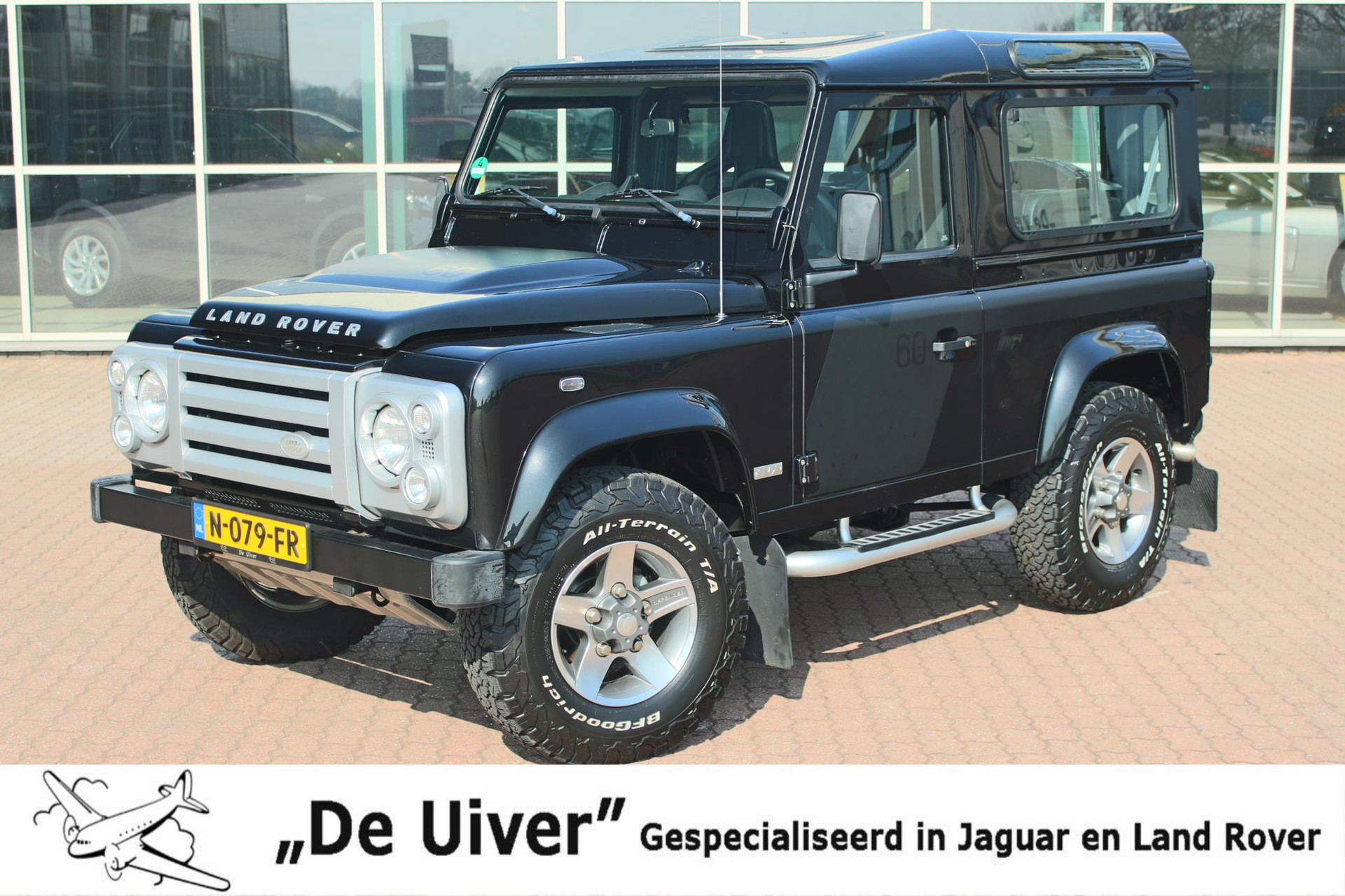 Land Rover Defender 2.4 TD 90 SW SVX 60th Anniversary „De Uiver” Special bij viaBOVAG.nl
