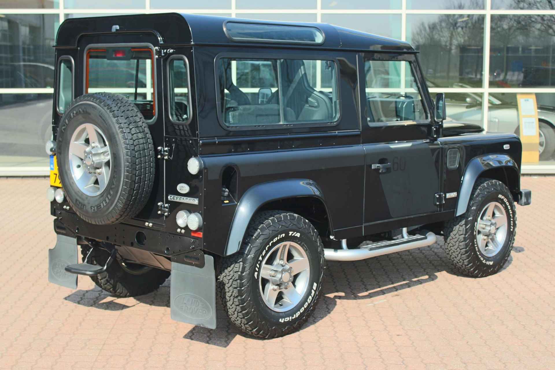 Land Rover Defender 2.4 TD 90 SW SVX 60th Anniversary „De Uiver” Special - 7/36