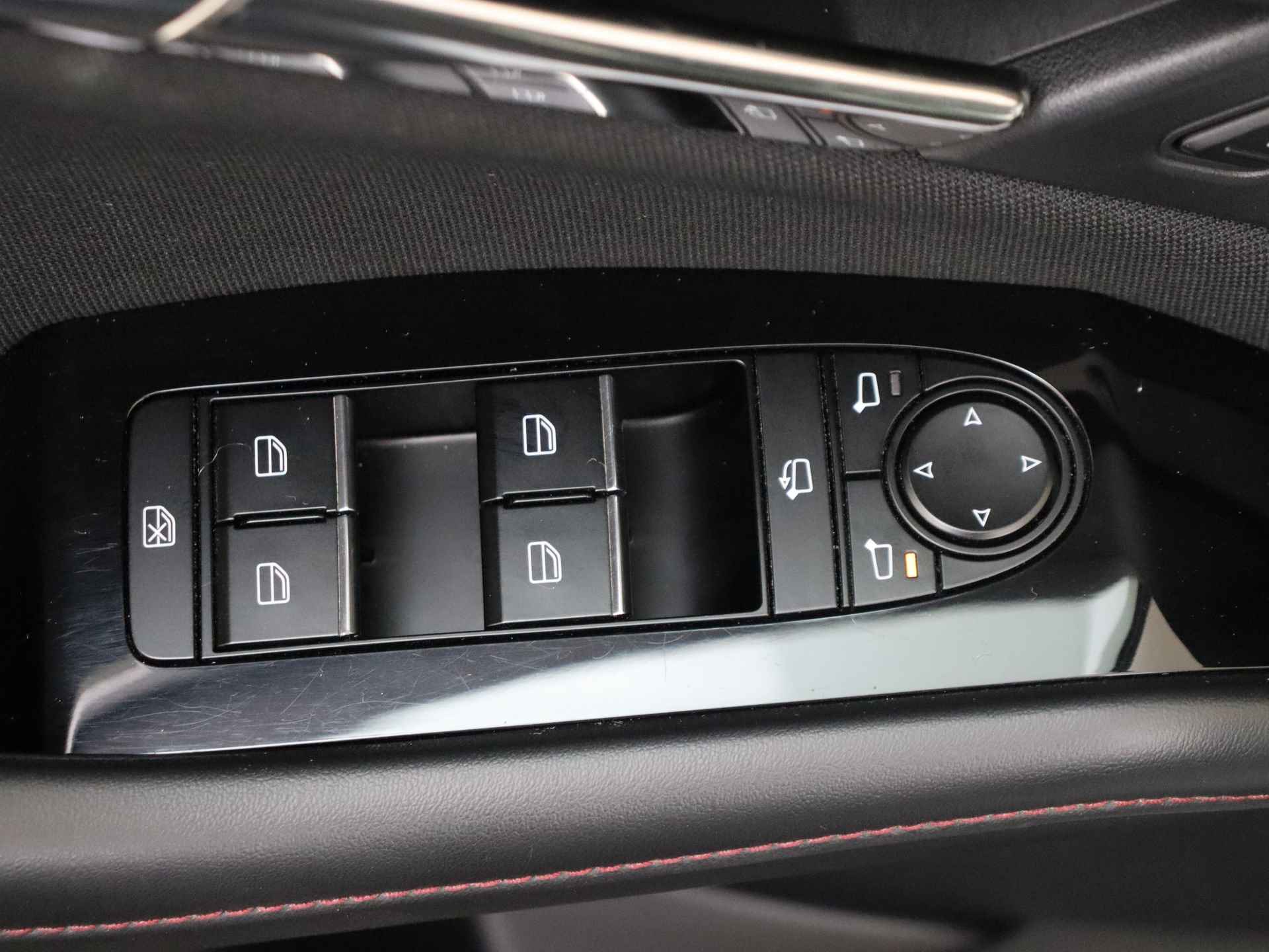 Mazda CX-30 2.0 e-SkyActiv-X M Hybrid Homura Automaat | Navigatie | Climate Contol | 18 inch Lichtmetalen velgen - 28/33