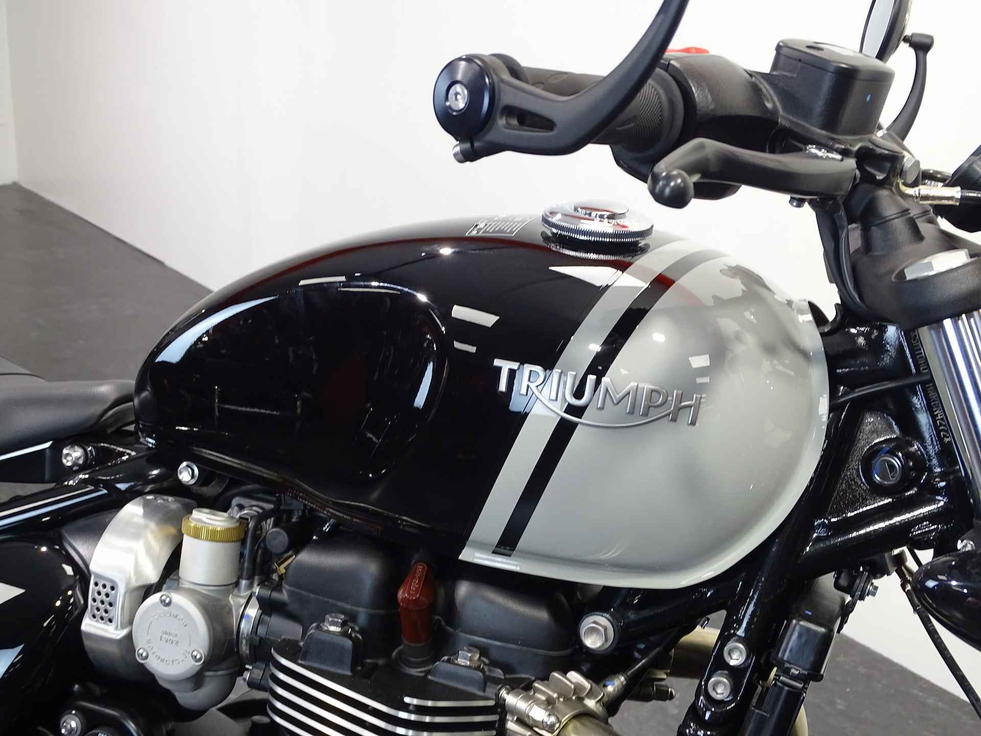 Triumph BONNEVILLE BOBBER - 8/12