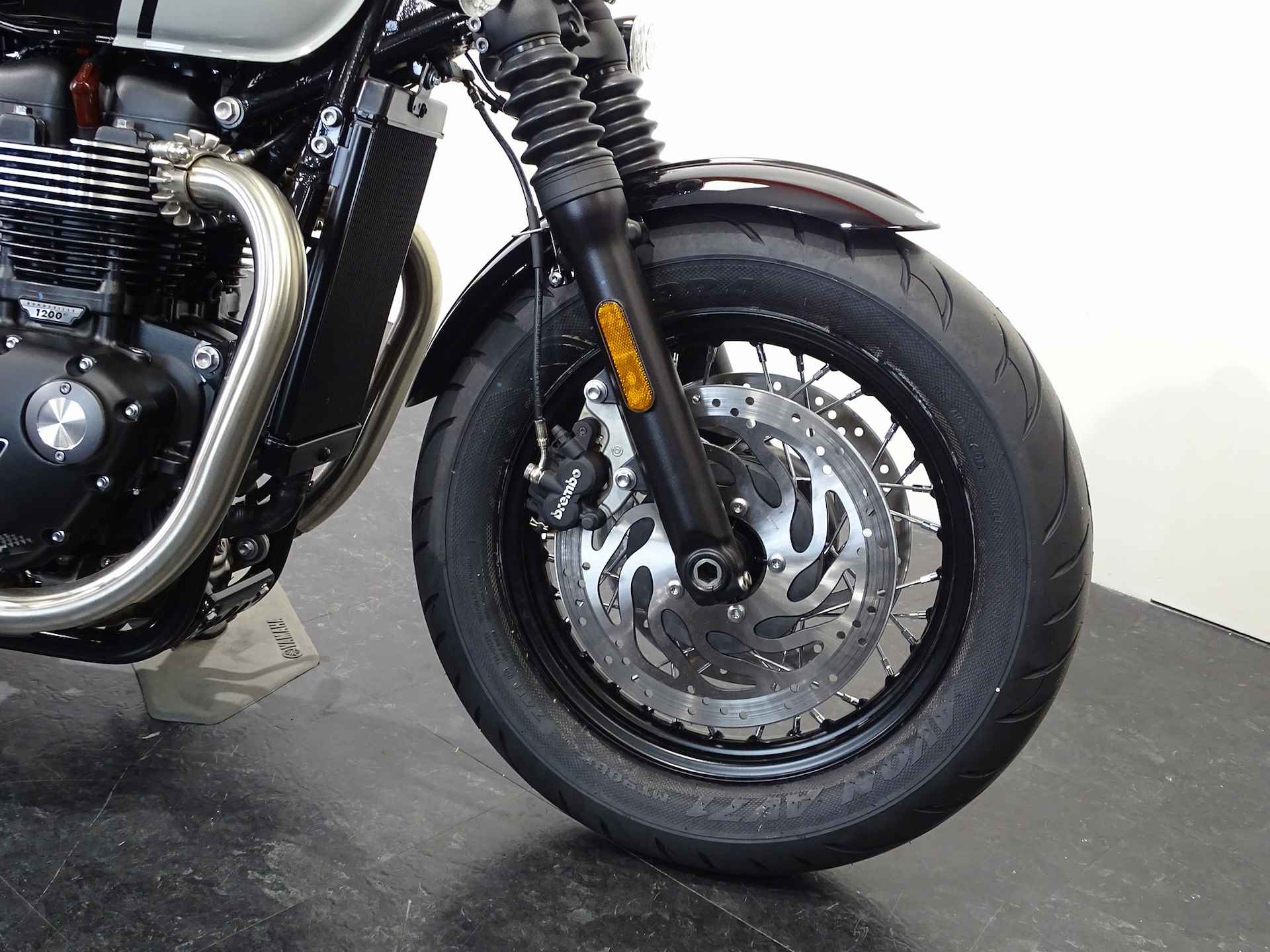 Triumph BONNEVILLE BOBBER - 10/12