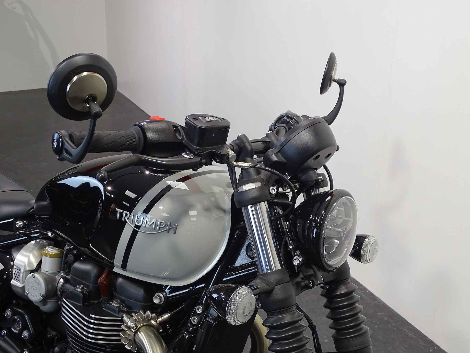 Triumph BONNEVILLE BOBBER - 11/12