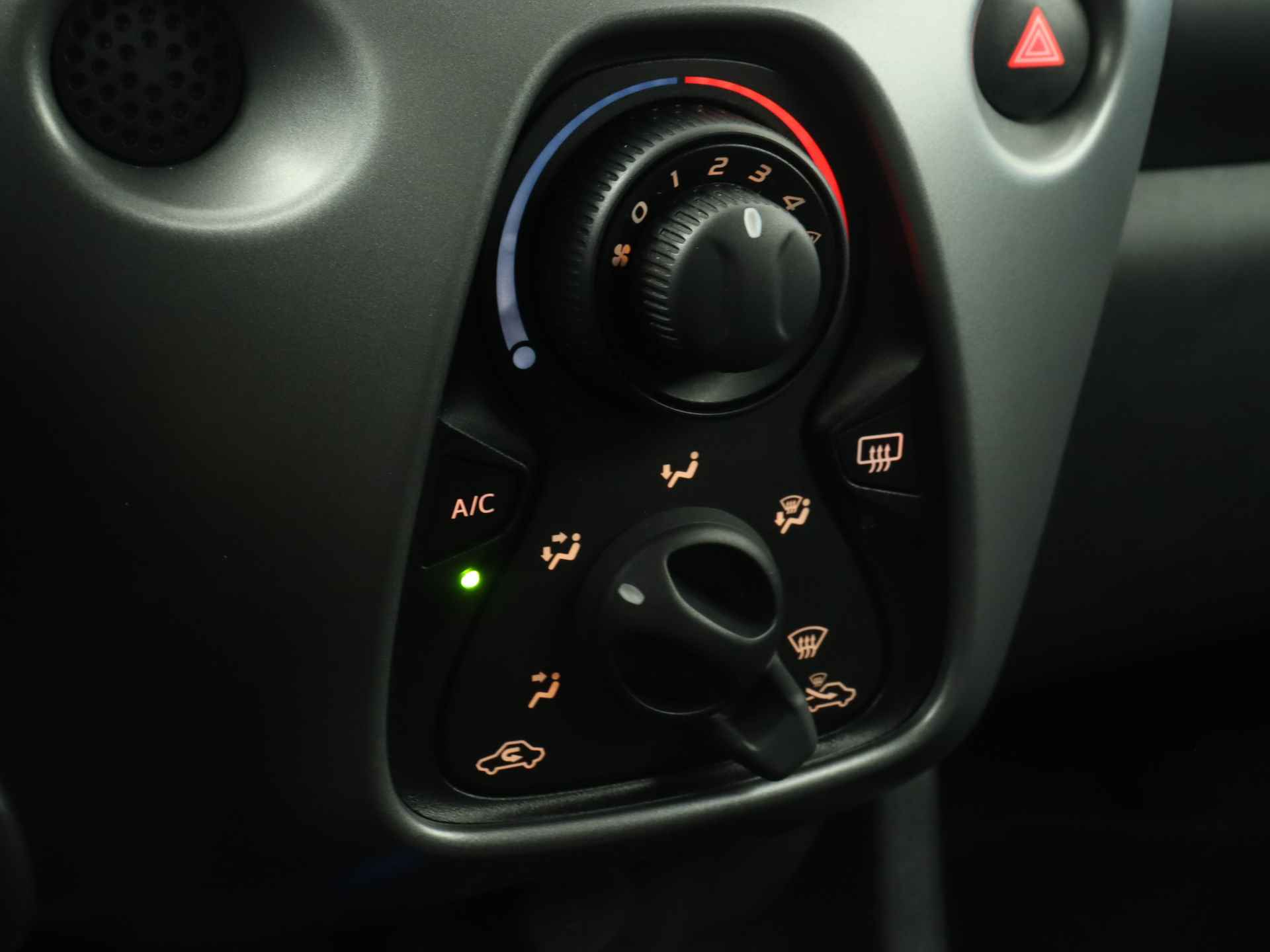 Toyota Aygo 1.0 VVT-i x-first | Canvas dak | Camera | LM Velgen | Airco | LM velgen | Apple Carplay/Android Auto | - 13/41