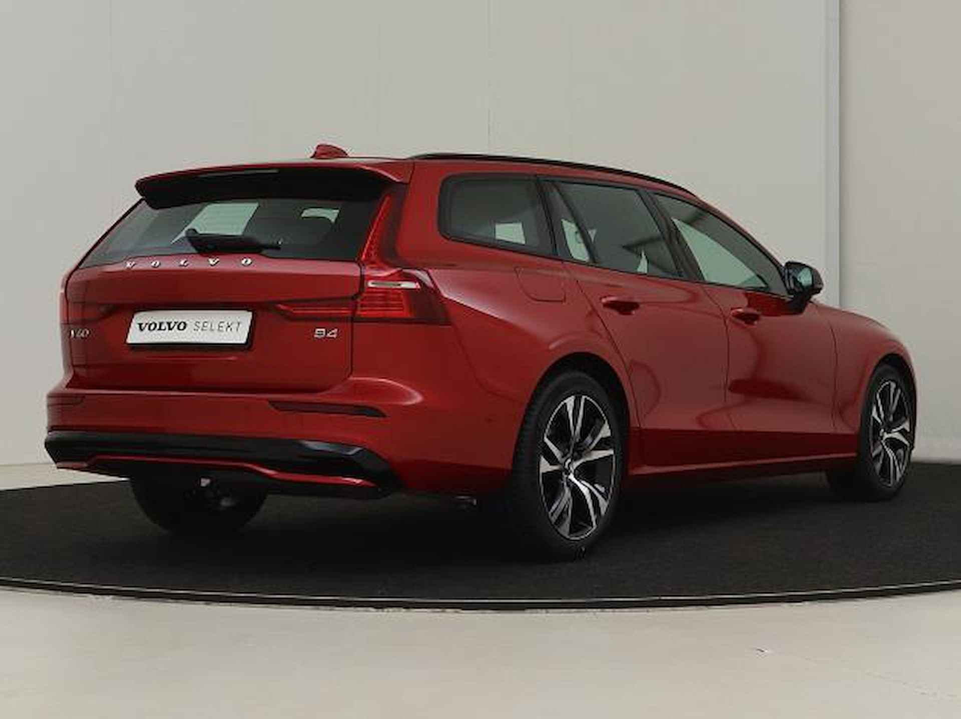 Volvo V60 B4 200PK Plus Dark | Trekhaak | Adaptive LED | Adaptive Cruise | Elektr Stoelen + Memory | PDC + 360 Camera - 2/35