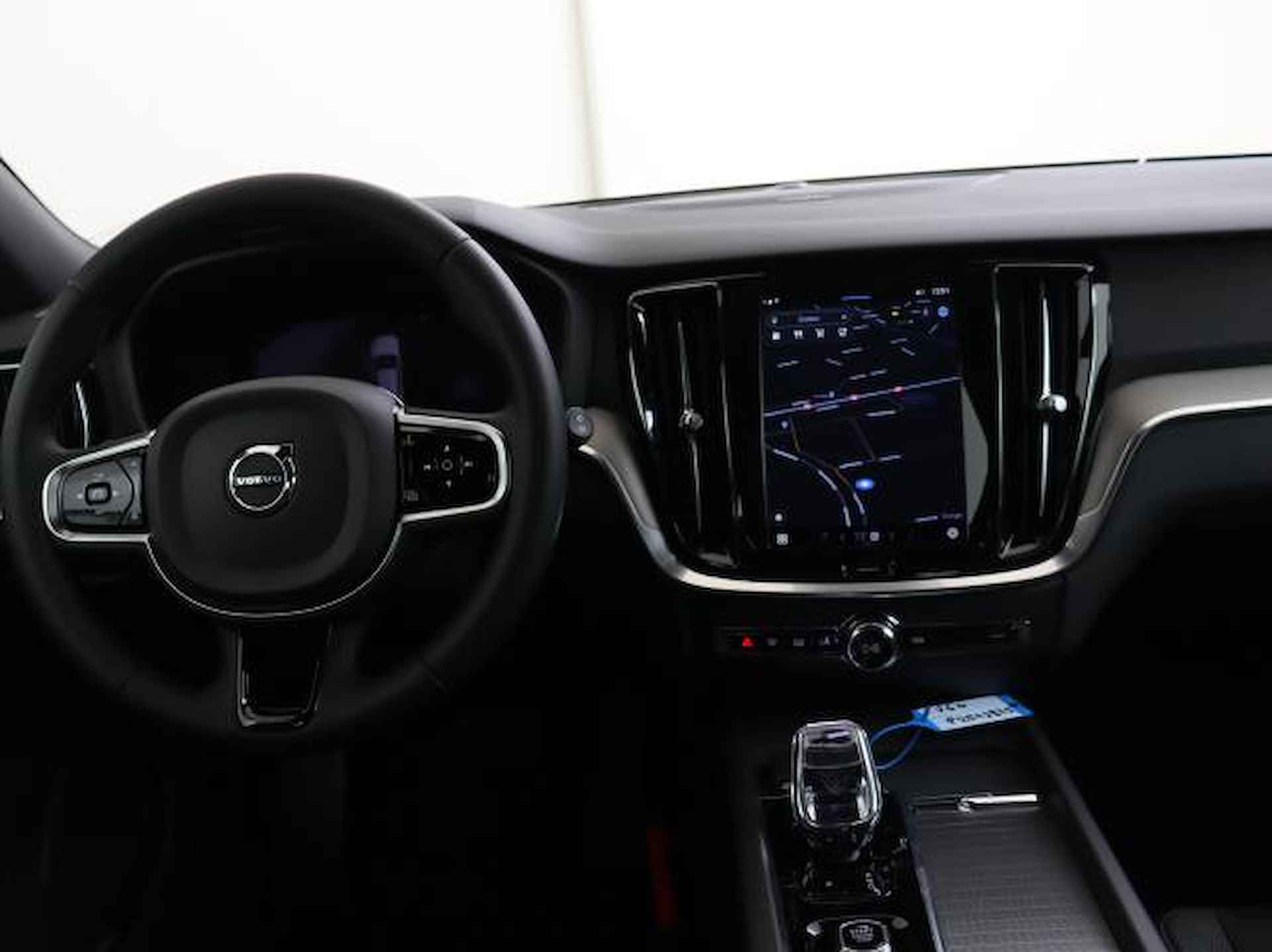 Volvo V60 B4 200PK Plus Dark | Trekhaak | Adaptive LED | Adaptive Cruise | Elektr Stoelen + Memory | PDC + 360 Camera - 4/35