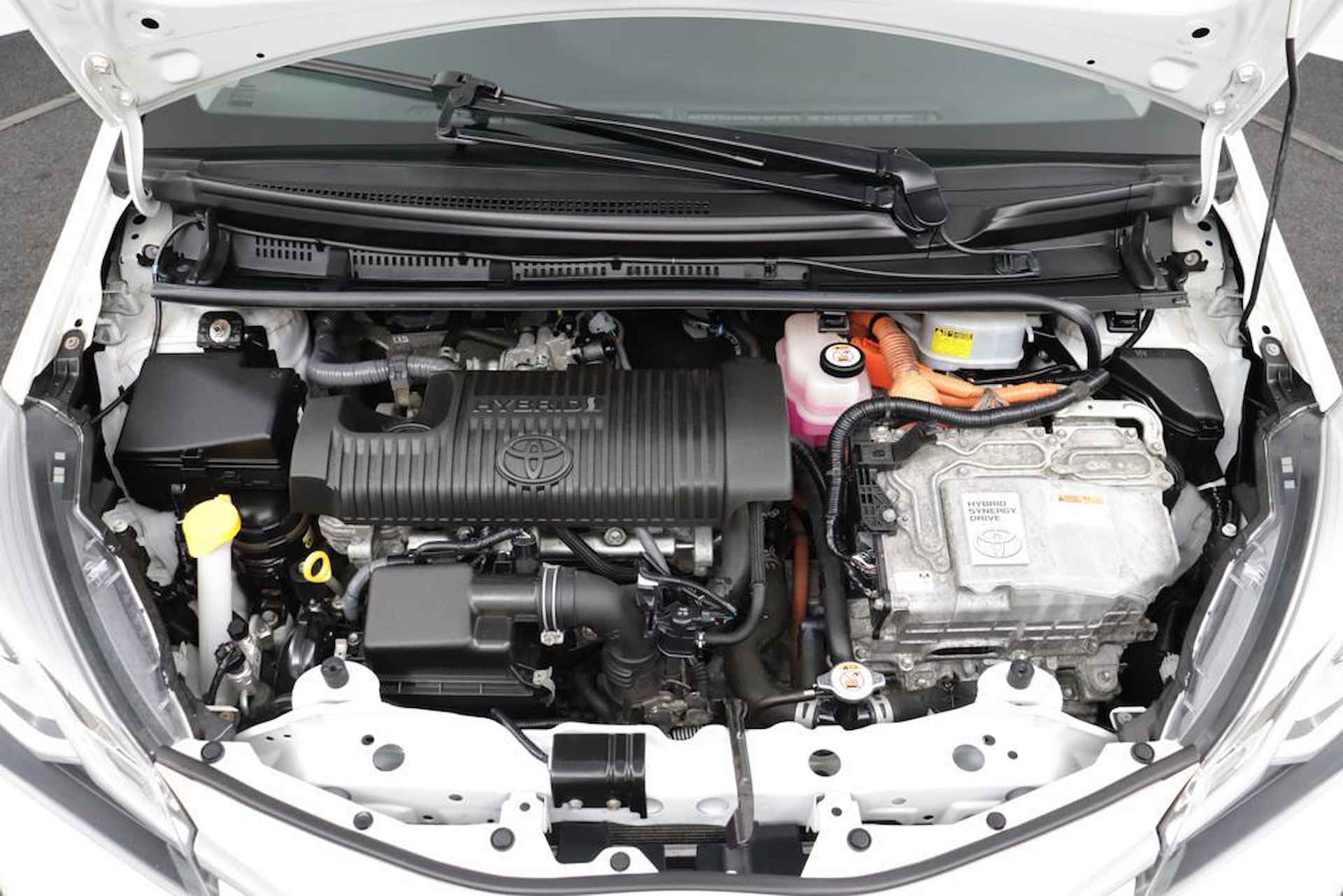 Toyota Yaris 1.5 Hybrid Active | LM velgen  | - 32/50