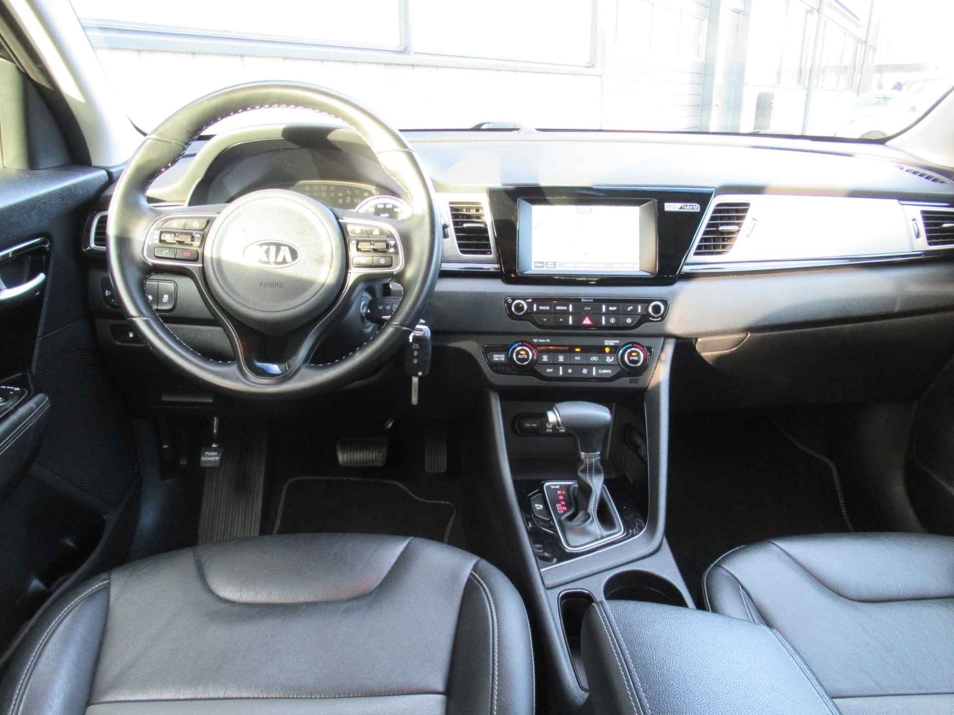 Kia Niro 1.6 GDi Hybrid First Edition 2e eigen | dealer onderh | Leder | 18"inch | tr.haak | navi - 18/25