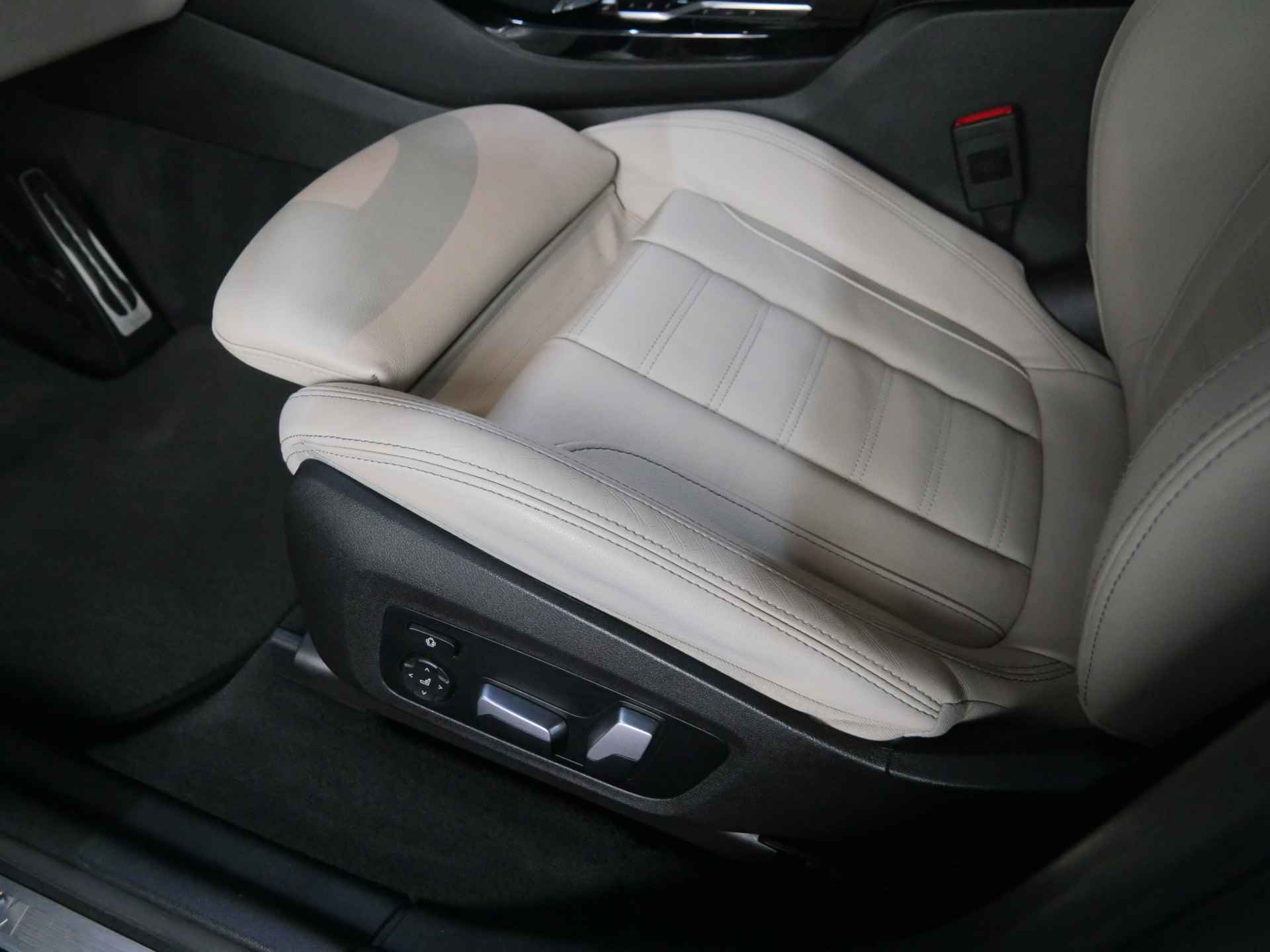 BMW X3 xDrive30e High Executive M Sport Automaat / Panoramadak / Sportstoelen / Adaptieve LED / Head-Up / Harman Kardon / Live Cockpit Professional / Parking Assistant - 11/34