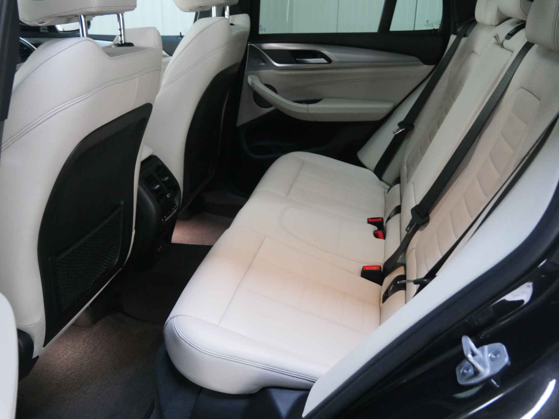 BMW X3 xDrive30e High Executive M Sport Automaat / Panoramadak / Sportstoelen / Adaptieve LED / Head-Up / Harman Kardon / Live Cockpit Professional / Parking Assistant - 13/34