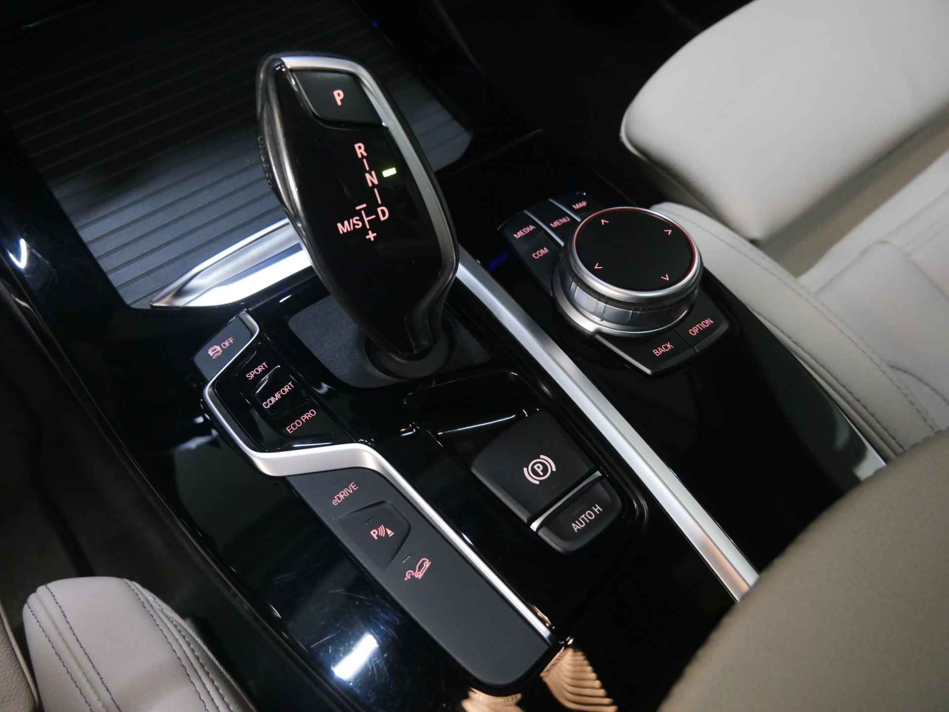 BMW X3 xDrive30e High Executive M Sport Automaat / Panoramadak / Sportstoelen / Adaptieve LED / Head-Up / Harman Kardon / Live Cockpit Professional / Parking Assistant - 20/34