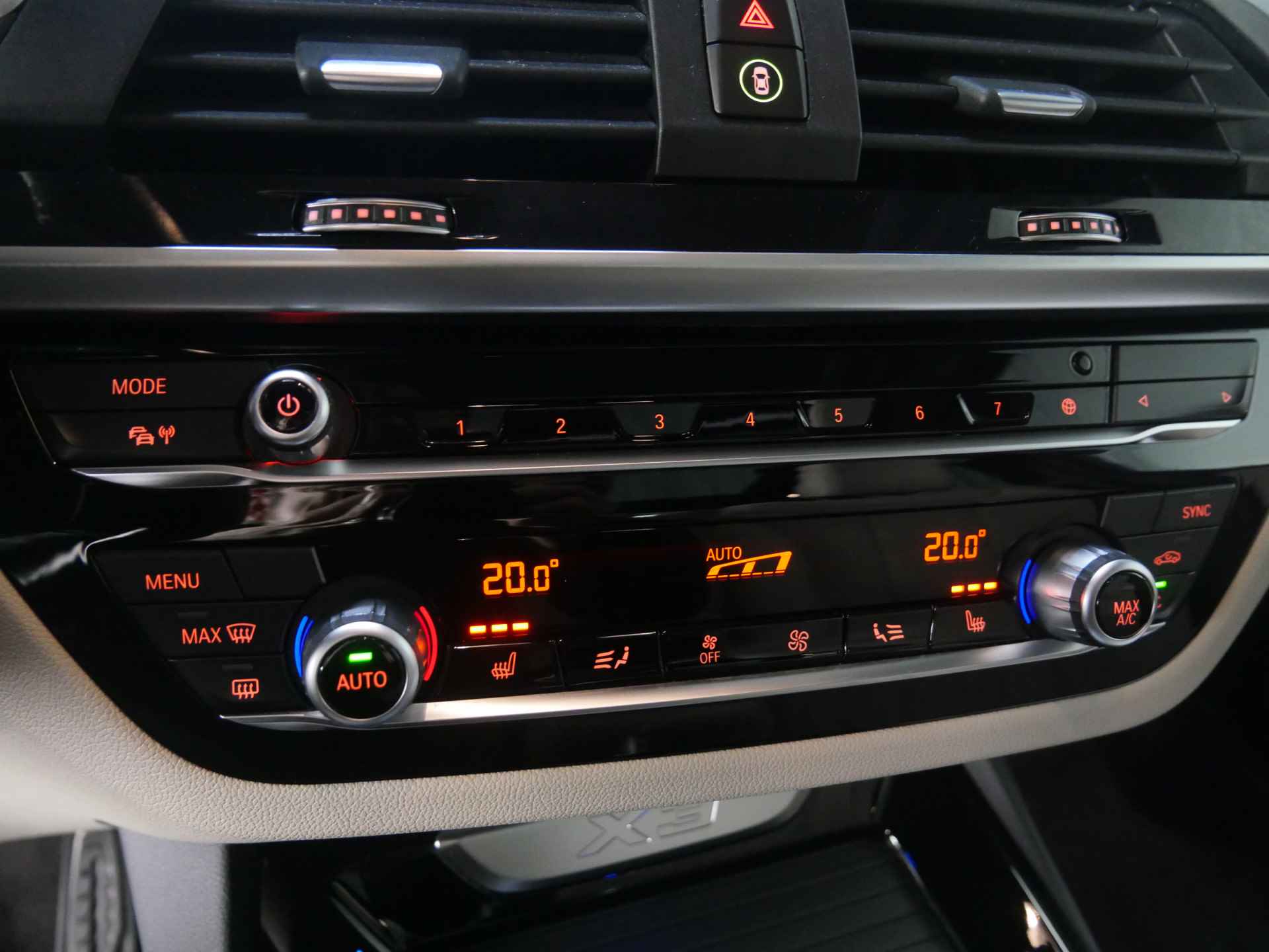 BMW X3 xDrive30e High Executive M Sport Automaat / Panoramadak / Sportstoelen / Adaptieve LED / Head-Up / Harman Kardon / Live Cockpit Professional / Parking Assistant - 22/34