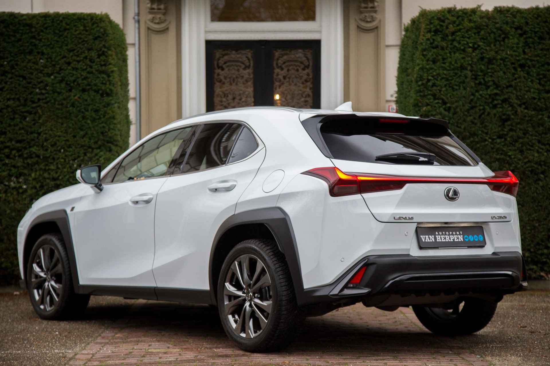 Lexus UX 250h F Sport Line Adaptive Cruise | Leder | Dodehoeksens | Nieuwstaat - 2/50