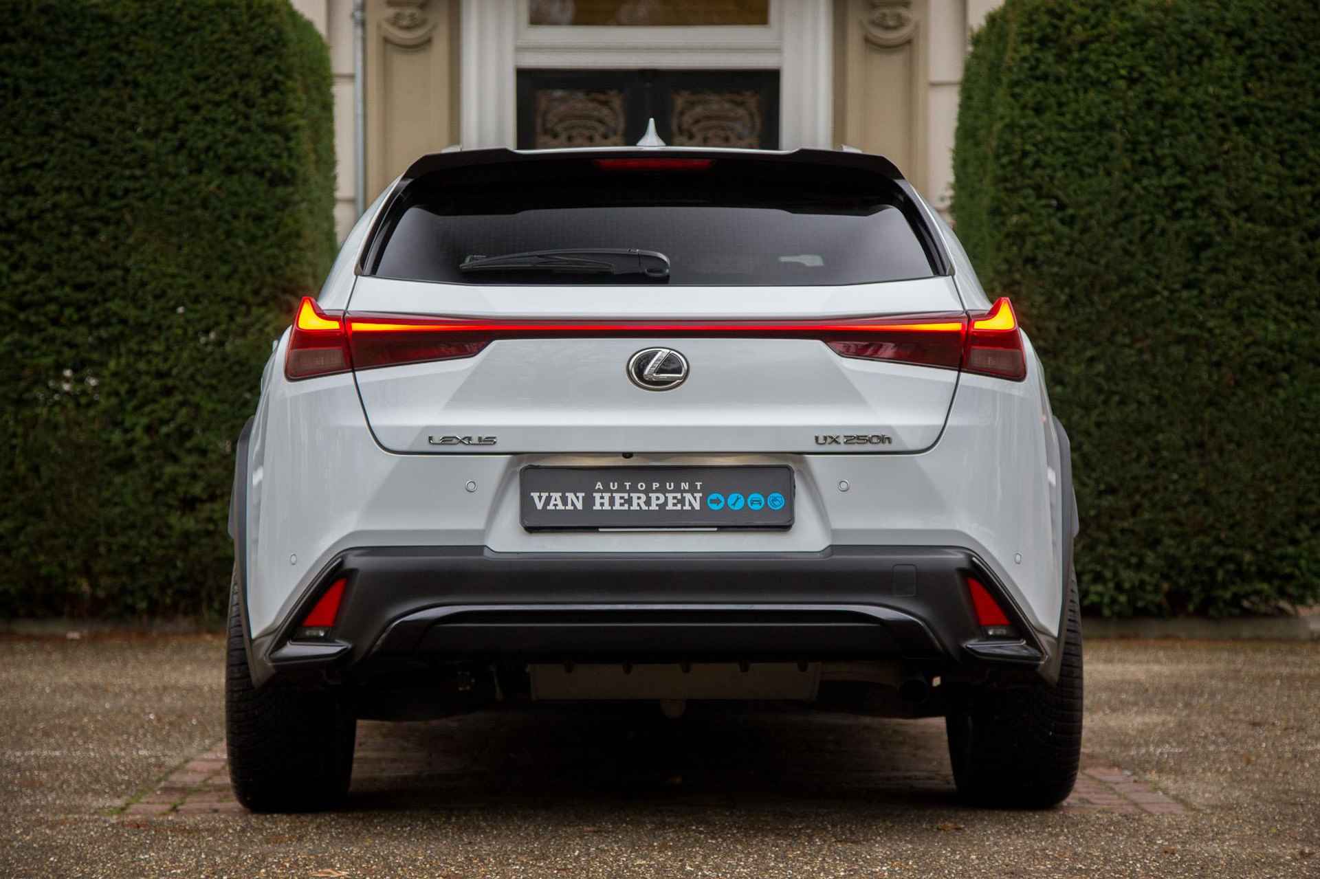 Lexus UX 250h F Sport Line Adaptive Cruise | Leder | Dodehoeksens | Nieuwstaat - 4/50