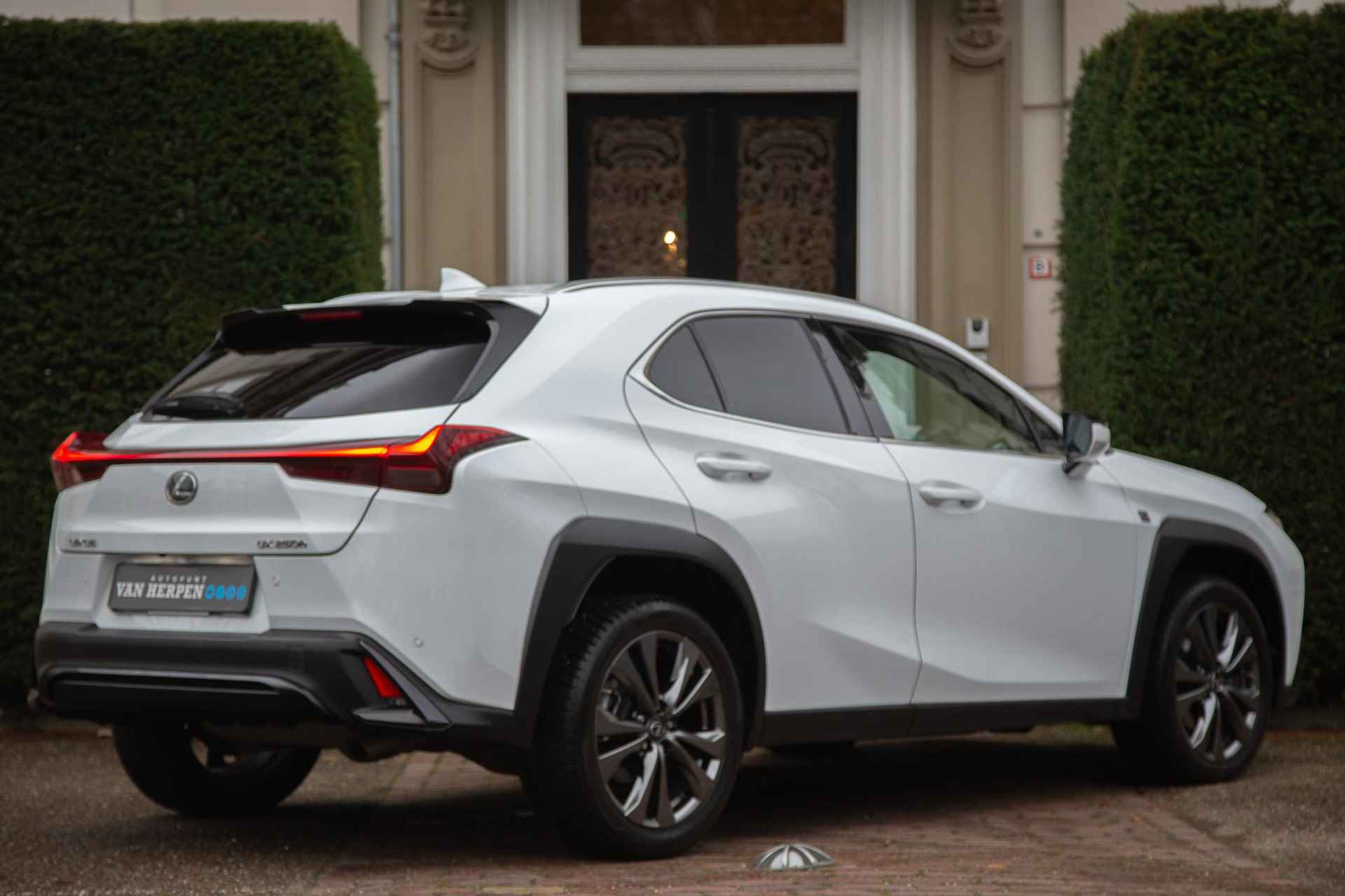 Lexus UX 250h F Sport Line Adaptive Cruise | Leder | Dodehoeksens | Nieuwstaat - 5/50