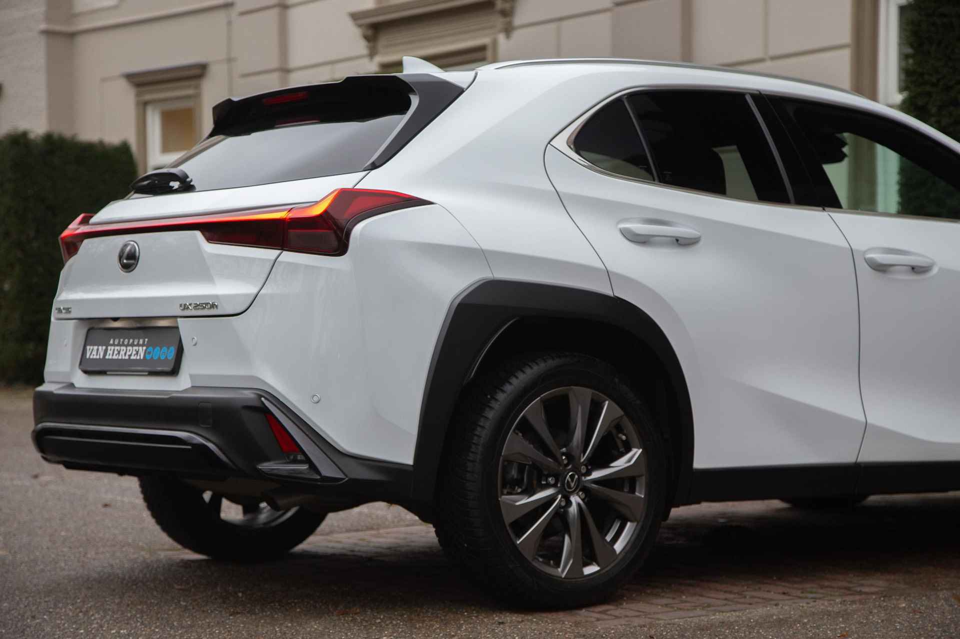 Lexus UX 250h F Sport Line Adaptive Cruise | Leder | Dodehoeksens | Nieuwstaat - 13/50