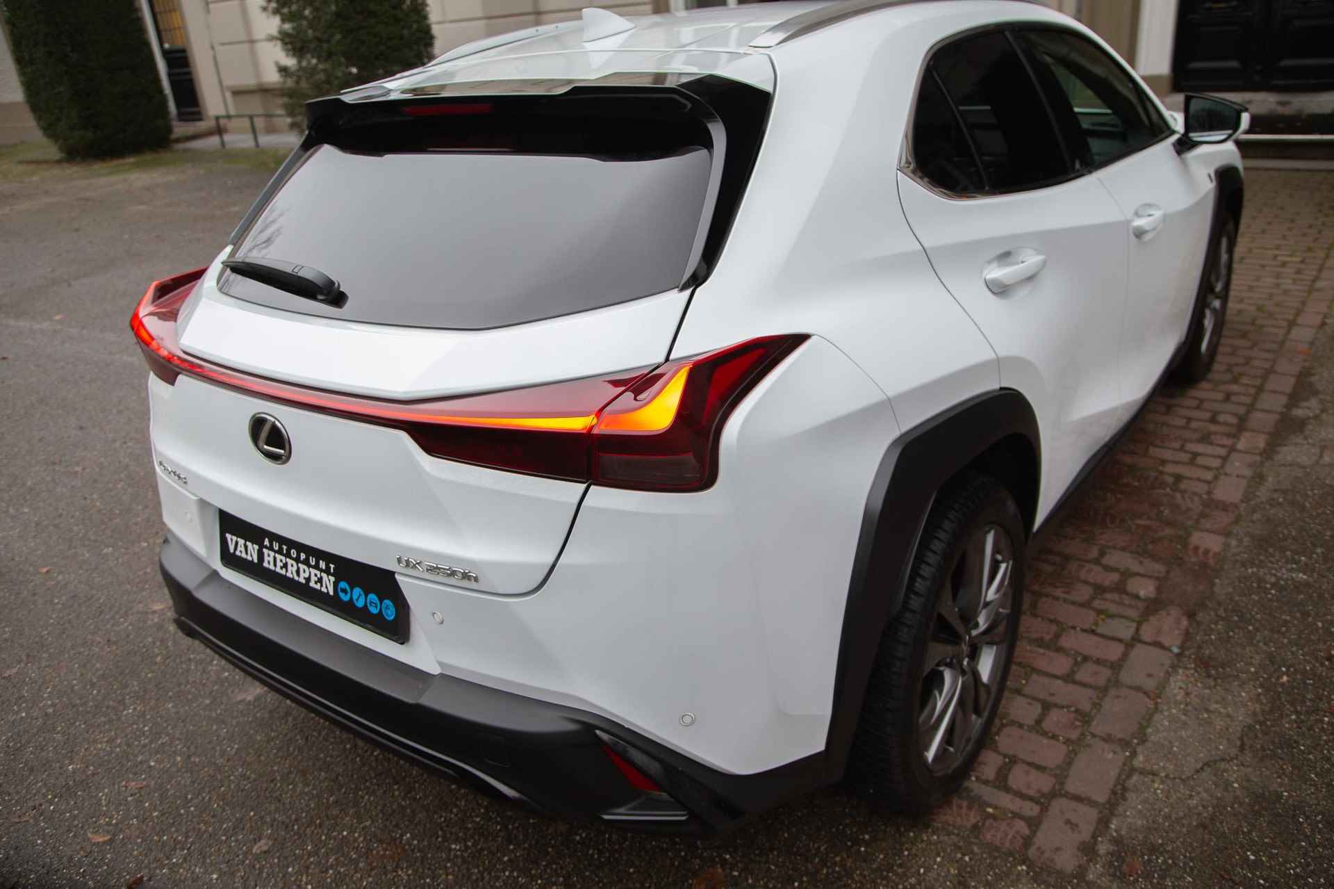 Lexus UX 250h F Sport Line Adaptive Cruise | Leder | Dodehoeksens | Nieuwstaat - 14/50