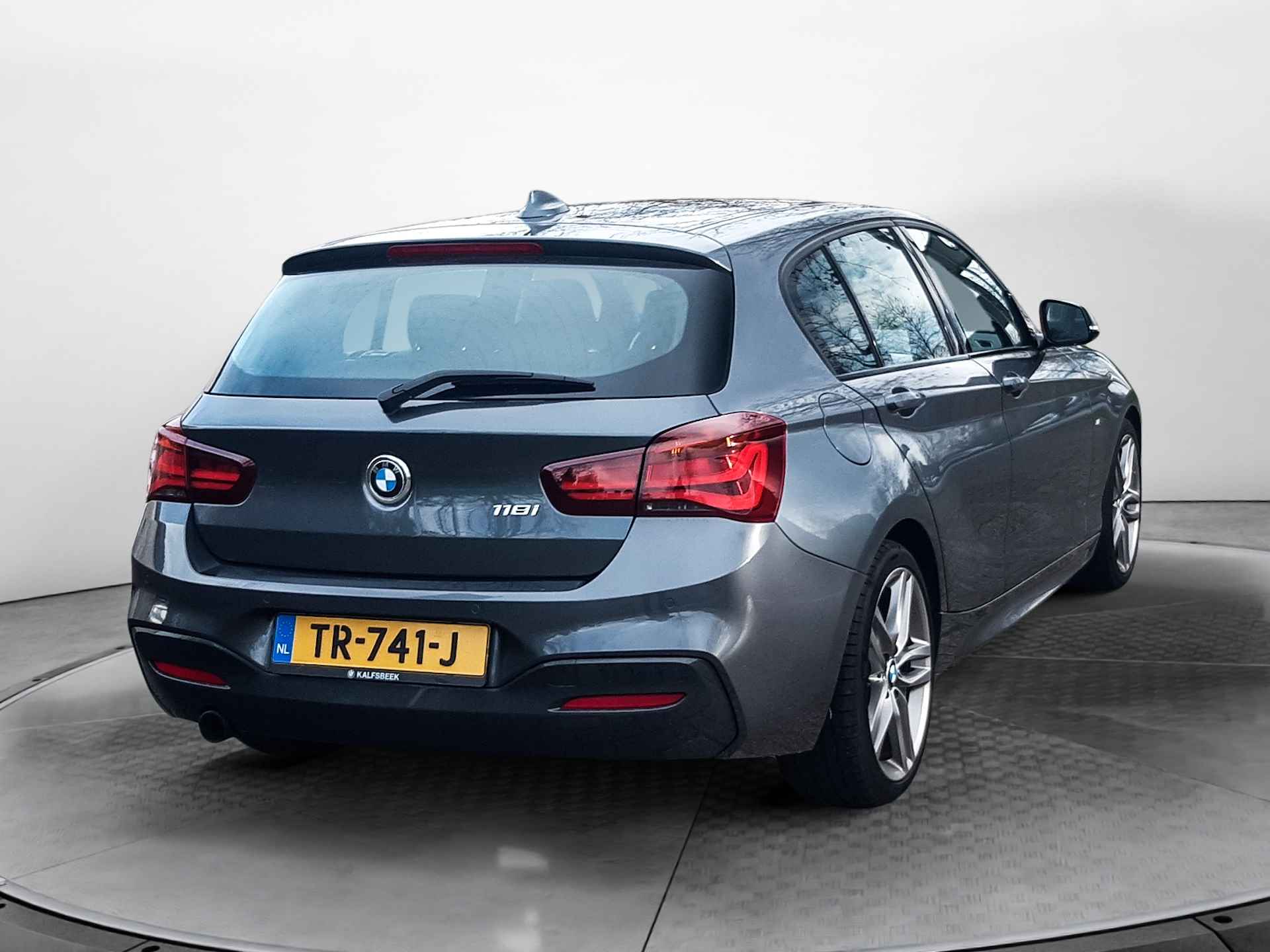 BMW 1-serie 118i Edition M Sport Shadow High Executive (136 PK) 2e-Eig. BMW-Dealer-Onderh. BOVAG-Garantie. NL-AUTO, Leer, Navigatie, Cruisecontrol, Keyless-Start, Parkeersensoren-V+A, Sportstoelen, Bluetooth, Stoelverwarming, Lm-Velgen-18Inch, Privacy-Glas - 4/42