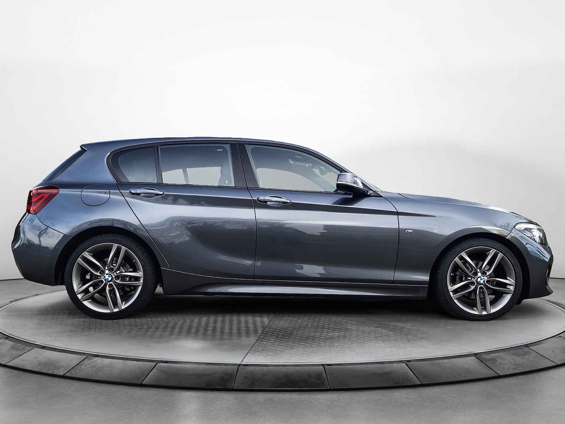 BMW 1-serie 118i Edition M Sport Shadow High Executive (136 PK) 2e-Eig. BMW-Dealer-Onderh. BOVAG-Garantie. NL-AUTO, Leer, Navigatie, Cruisecontrol, Keyless-Start, Parkeersensoren-V+A, Sportstoelen, Bluetooth, Stoelverwarming, Lm-Velgen-18Inch, Privacy-Glas - 6/42