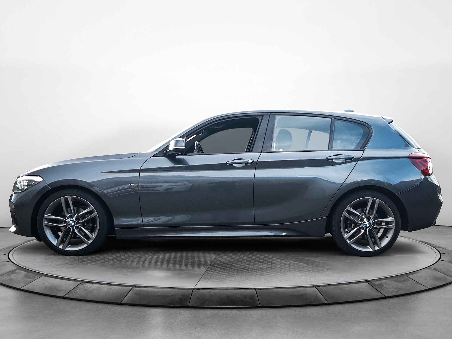 BMW 1-serie 118i Edition M Sport Shadow High Executive (136 PK) 2e-Eig. BMW-Dealer-Onderh. BOVAG-Garantie. NL-AUTO, Leer, Navigatie, Cruisecontrol, Keyless-Start, Parkeersensoren-V+A, Sportstoelen, Bluetooth, Stoelverwarming, Lm-Velgen-18Inch, Privacy-Glas - 33/42