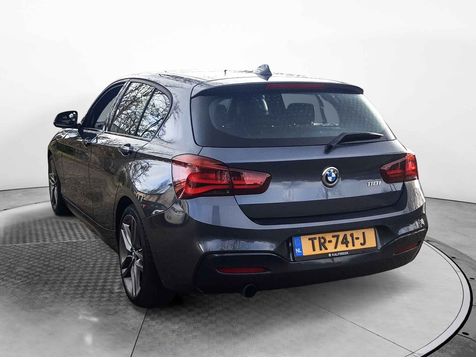 BMW 1-serie 118i Edition M Sport Shadow High Executive (136 PK) 2e-Eig. BMW-Dealer-Onderh. BOVAG-Garantie. NL-AUTO, Leer, Navigatie, Cruisecontrol, Keyless-Start, Parkeersensoren-V+A, Sportstoelen, Bluetooth, Stoelverwarming, Lm-Velgen-18Inch, Privacy-Glas - 34/42