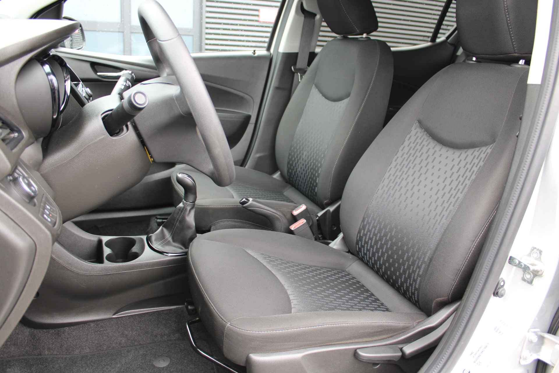 Opel KARL 1.0 Rocks Online Edition / Parkeer sensor / Carplay / Cruise Control / Airco / DAB / 15'' LMV / "Vraag een vrijblijvende offerte aan!" - 9/25
