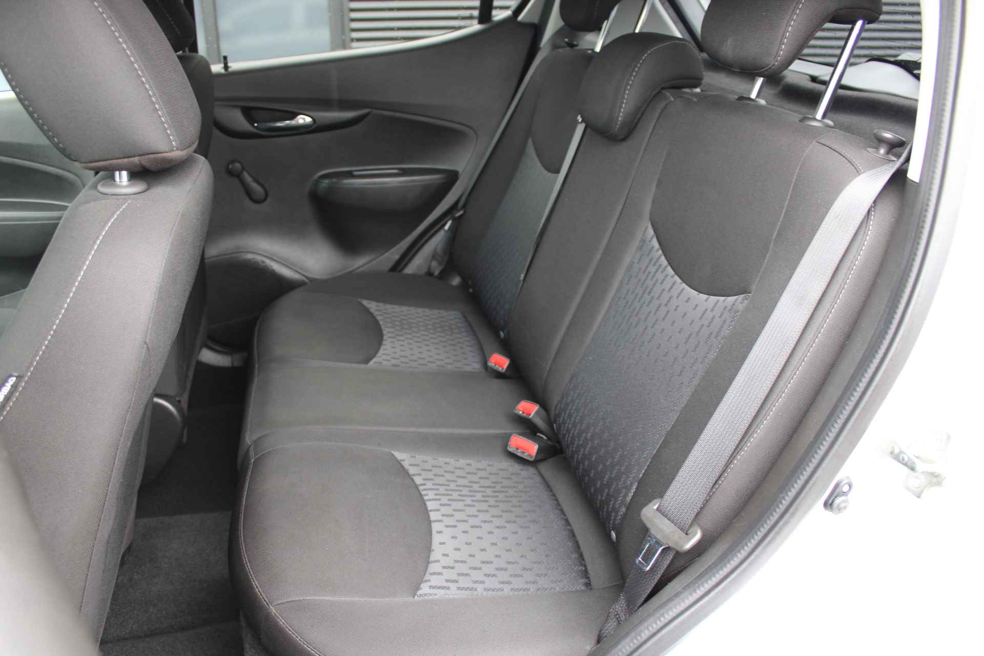 Opel KARL 1.0 Rocks Online Edition / Parkeer sensor / Carplay / Cruise Control / Airco / DAB / 15'' LMV / "Vraag een vrijblijvende offerte aan!" - 10/25