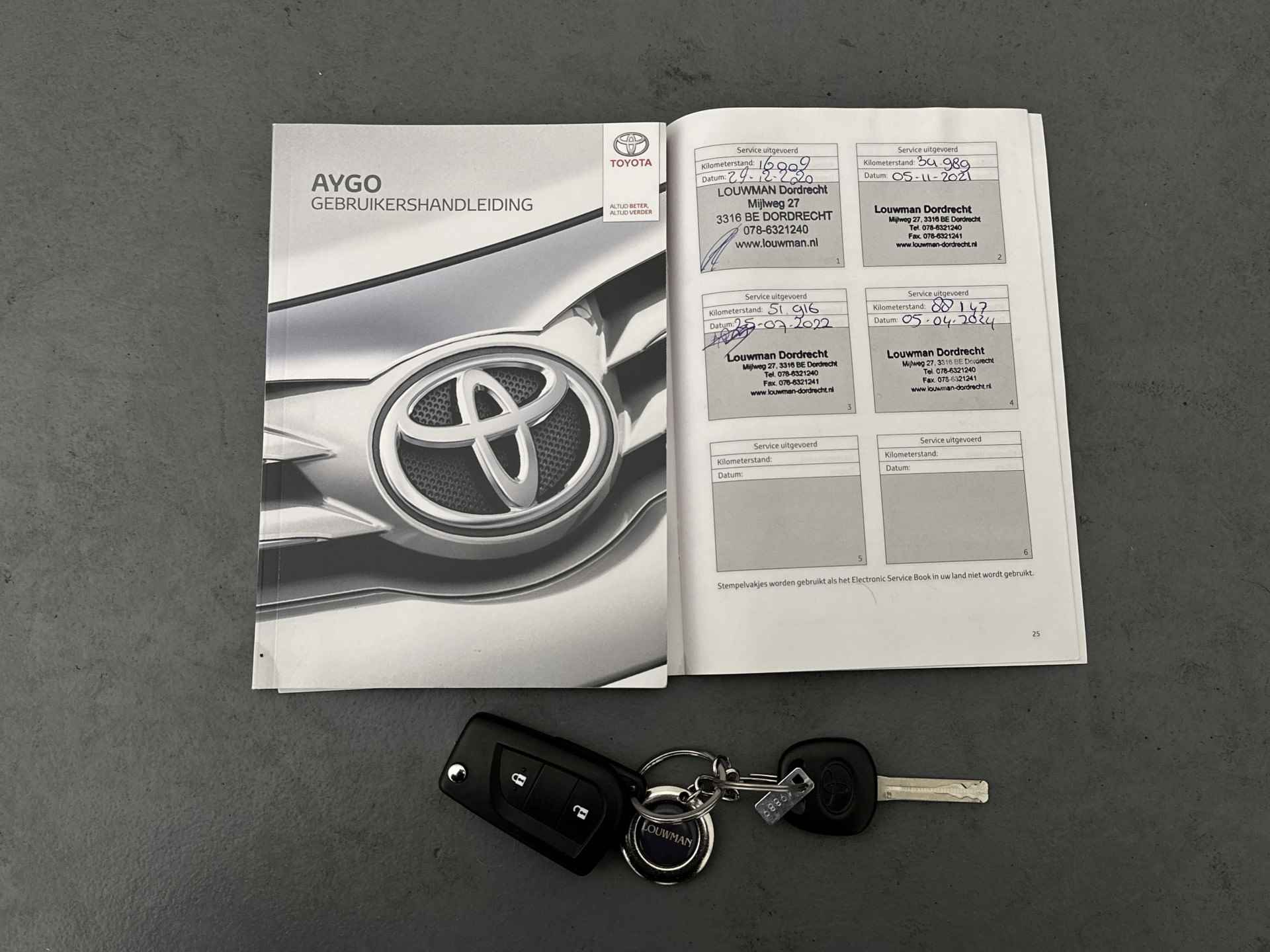 Toyota Aygo 1.0 VVT-i x-joy | 1e Eigenaar | Nieuw Geleverd | Dealer Onderhouden | Climate Control | LM Velgen | Navigatie | Apple Carplay/Android Auto | - 26/46