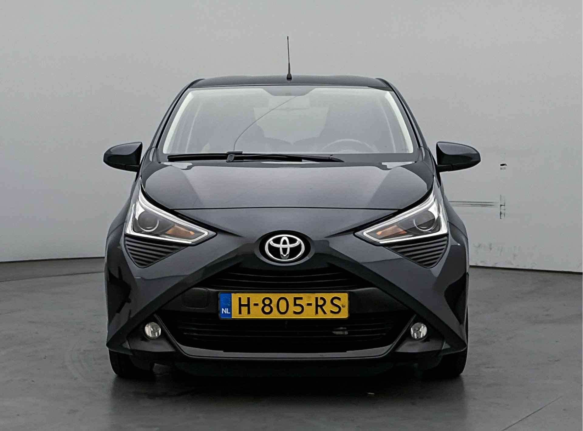 Toyota Aygo 1.0 VVT-i x-joy | 1e Eigenaar | Nieuw Geleverd | Dealer Onderhouden | Climate Control | LM Velgen | Navigatie | Apple Carplay/Android Auto | - 35/46