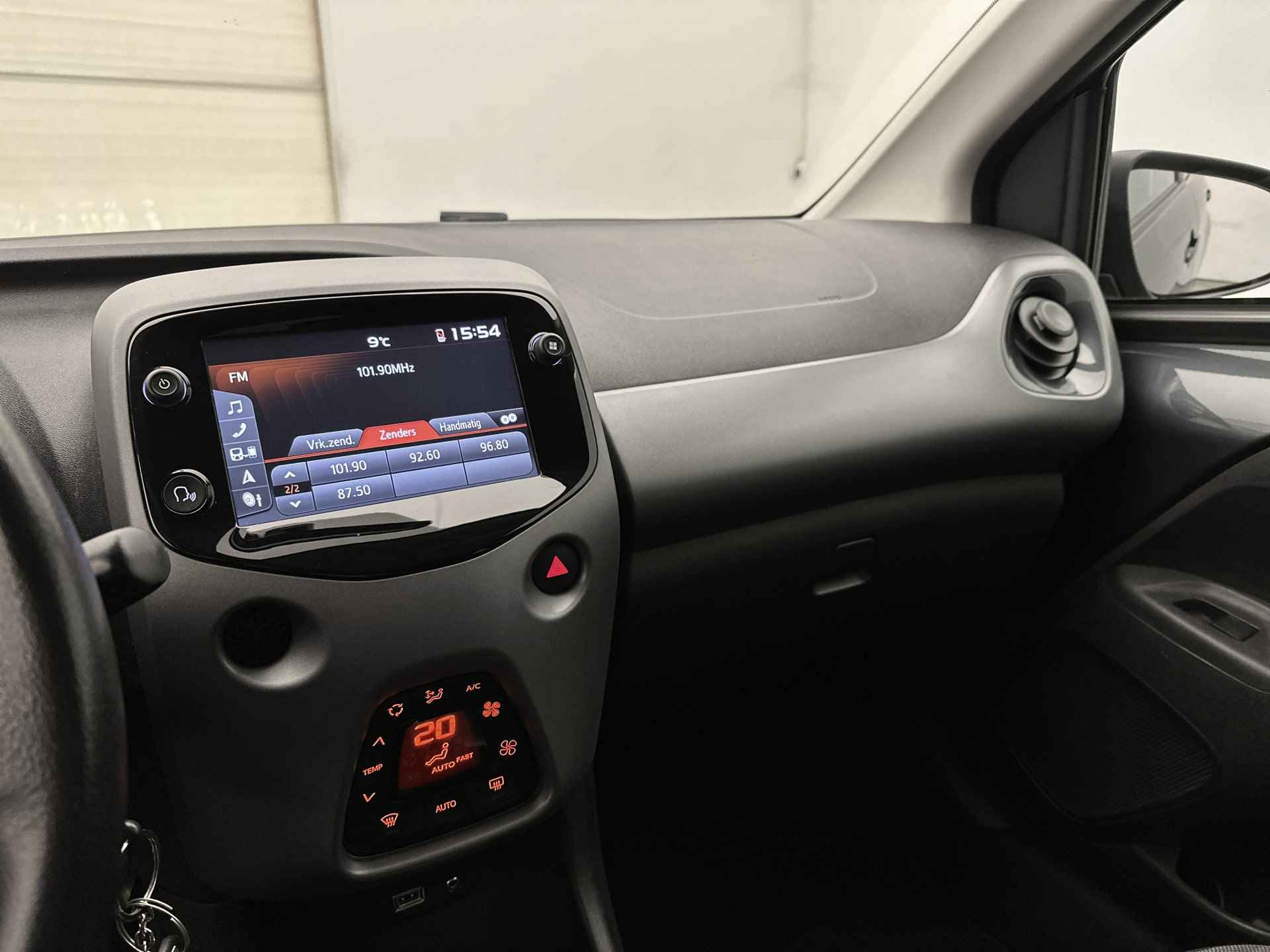 Toyota Aygo 1.0 VVT-i x-joy | 1e Eigenaar | Nieuw Geleverd | Dealer Onderhouden | Climate Control | LM Velgen | Navigatie | Apple Carplay/Android Auto | - 43/46