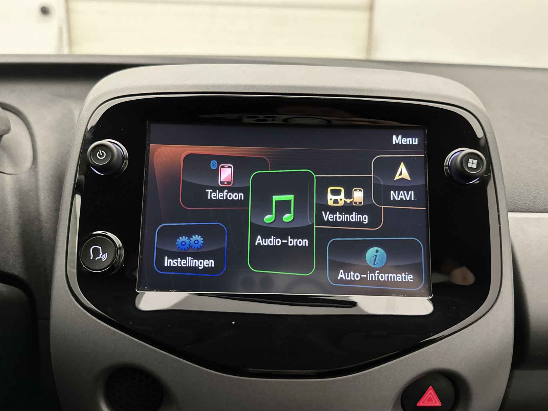 Toyota Aygo 1.0 VVT-i x-joy | 1e Eigenaar | Nieuw Geleverd | Dealer Onderhouden | Climate Control | LM Velgen | Navigatie | Apple Carplay/Android Auto | - 44/46