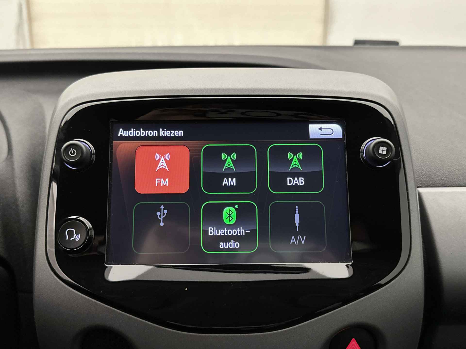 Toyota Aygo 1.0 VVT-i x-joy | 1e Eigenaar | Nieuw Geleverd | Dealer Onderhouden | Climate Control | LM Velgen | Navigatie | Apple Carplay/Android Auto | - 45/46